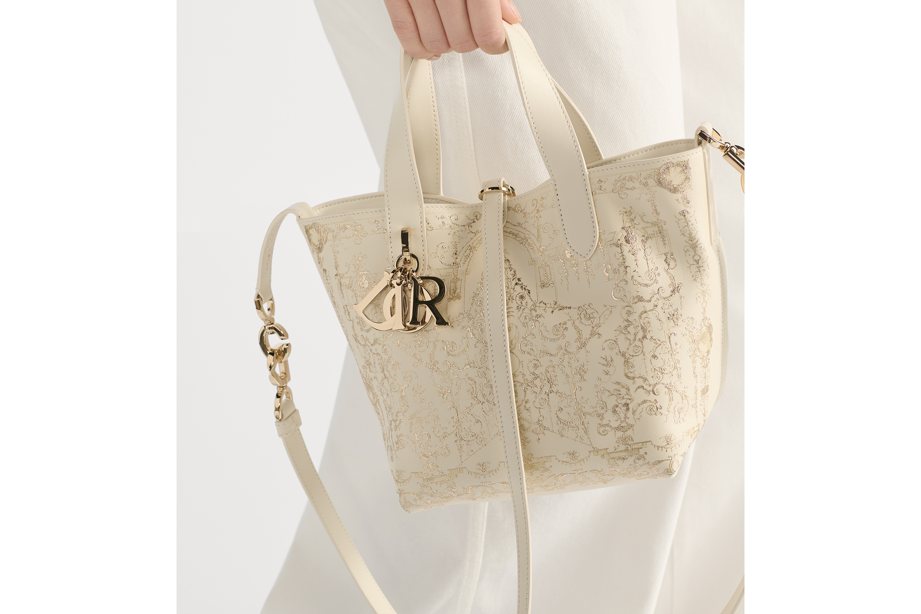 Bolsa tote vertical Dior Toujours pequena Couro de vitelo latte com estampa Dioresque Stella dourada E11