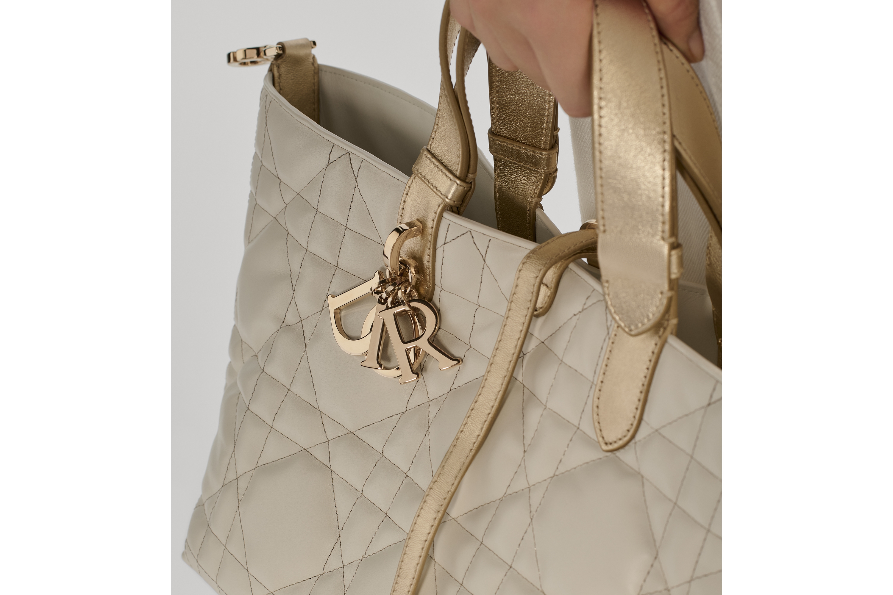 Look Medium Dior Toujours Bag Two-Tone Gold and White Macrocannage Calfskin with Metallic Thread E11