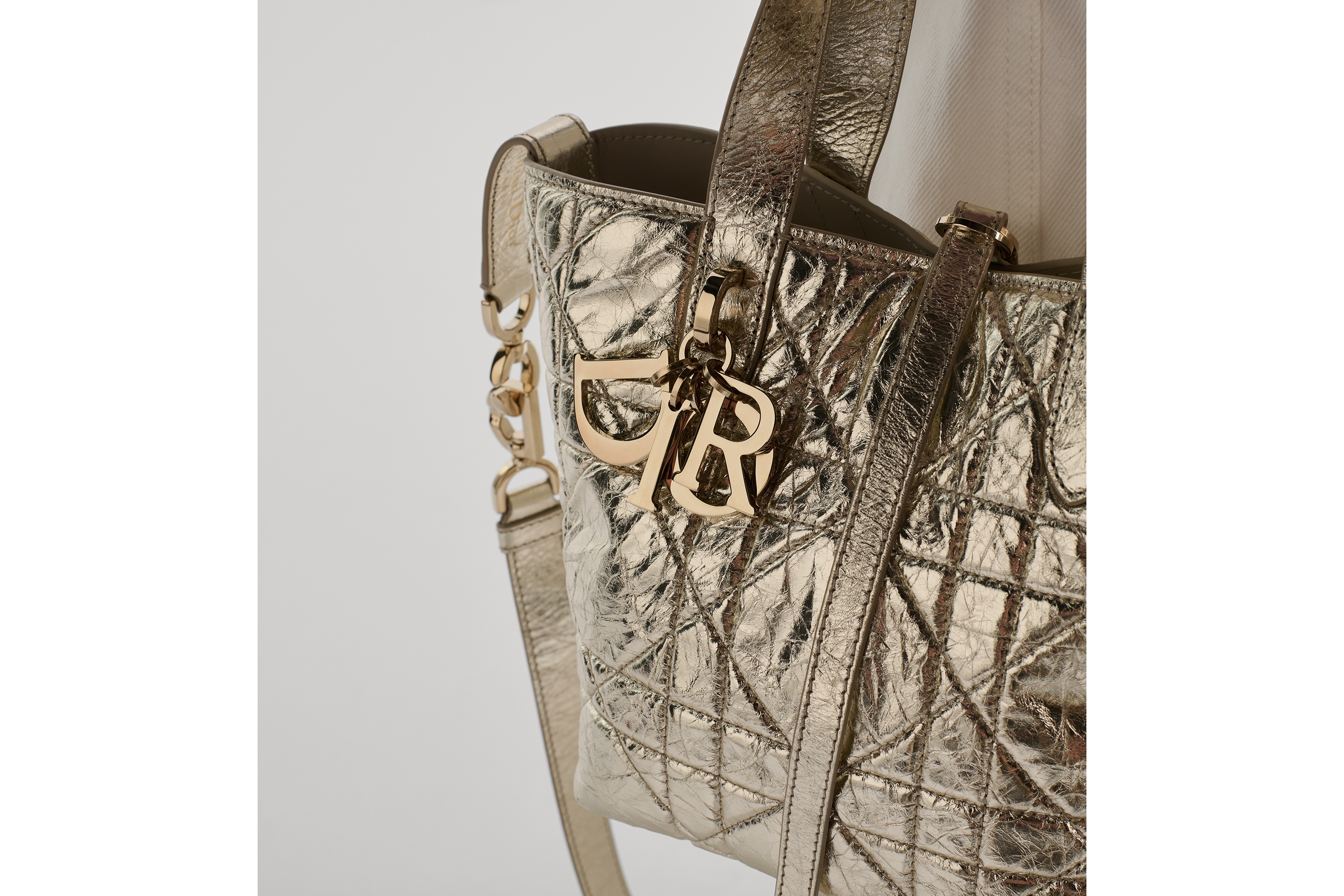 look_image_alt_prefix Bolso tote vertical pequeño Dior Toujours Piel de becerro craquelada Semi Flat Macrocannage en dorado metalizado E17