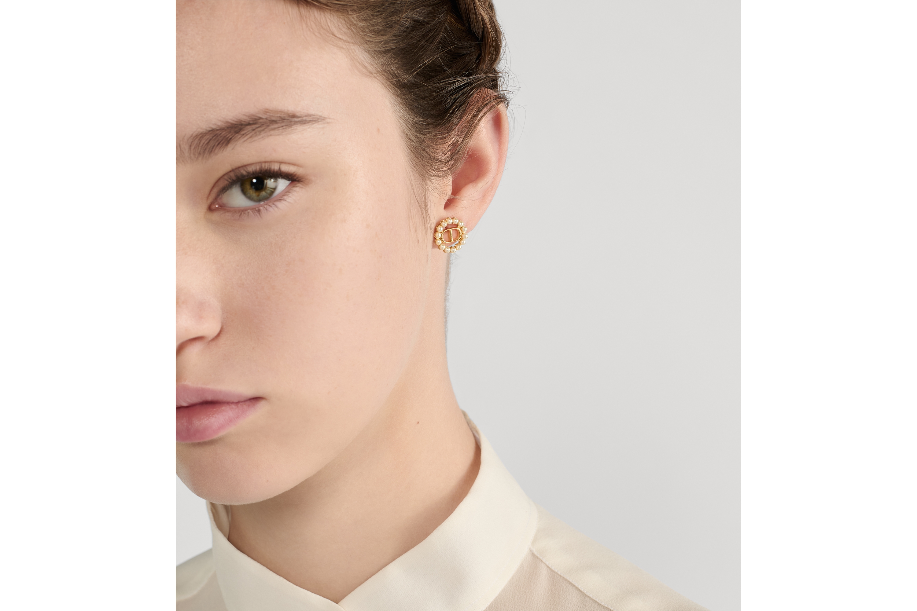 look_image_alt_prefix Pendientes Petit CD Circle Metal dorado y abalorios de resina blancos E07