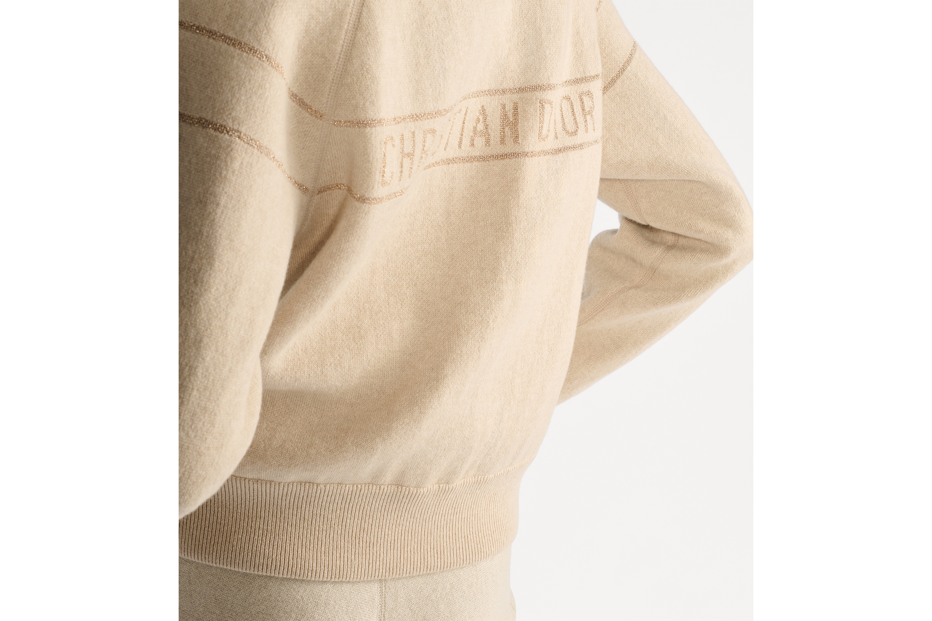 แจ็กเก็ตบอมเบอร์ติดซิปแบบใช้งานได้ทั้งสองด้าน งานถักผ้าแคชเมียร์ผสมโทนสีทองเมทัลลิคประดับลวดลาย Dior Oblique E06