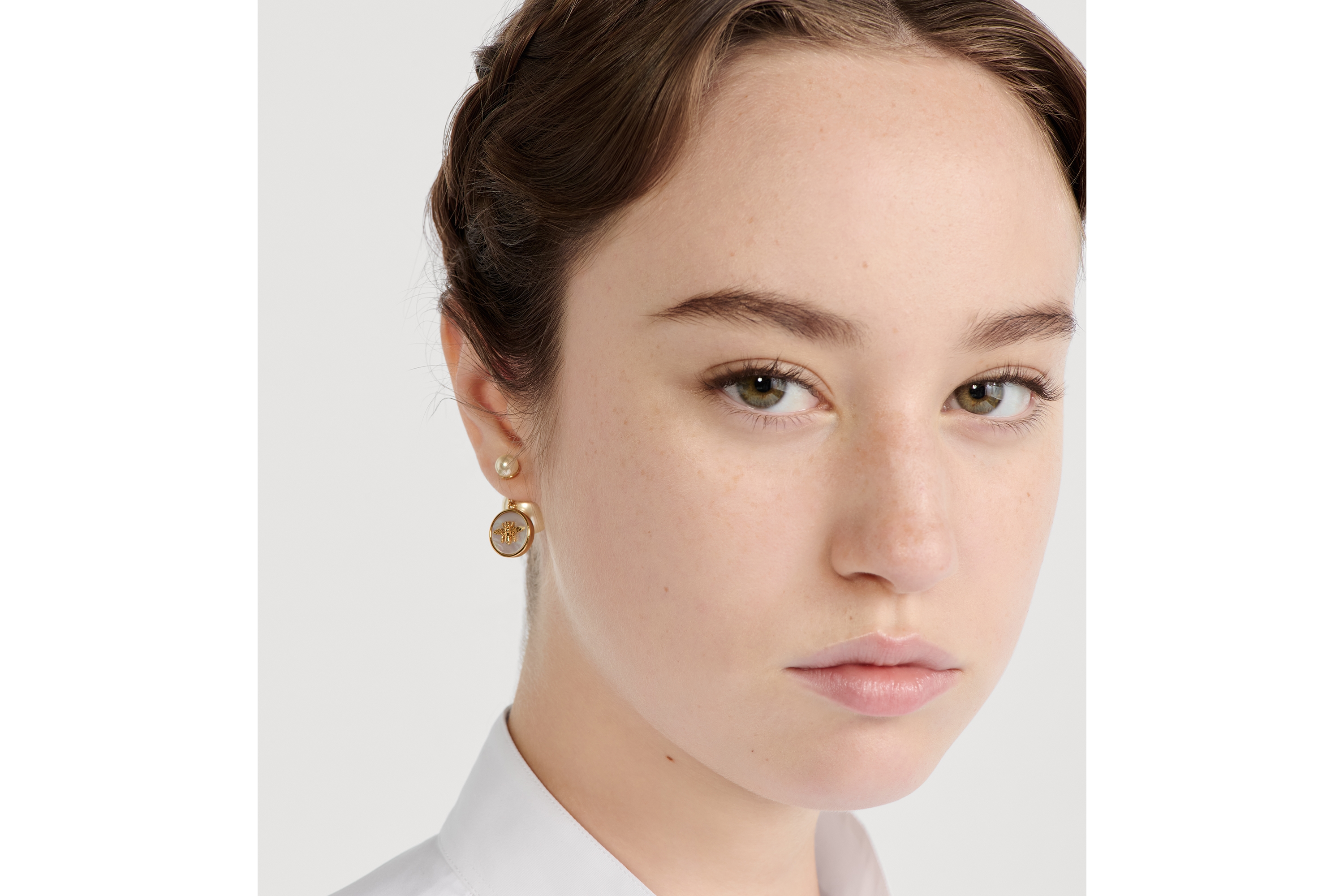 Look Boucles d'oreilles Dior Tribales Métal finition dorée, perles en résine blanche et nacre blanche E08