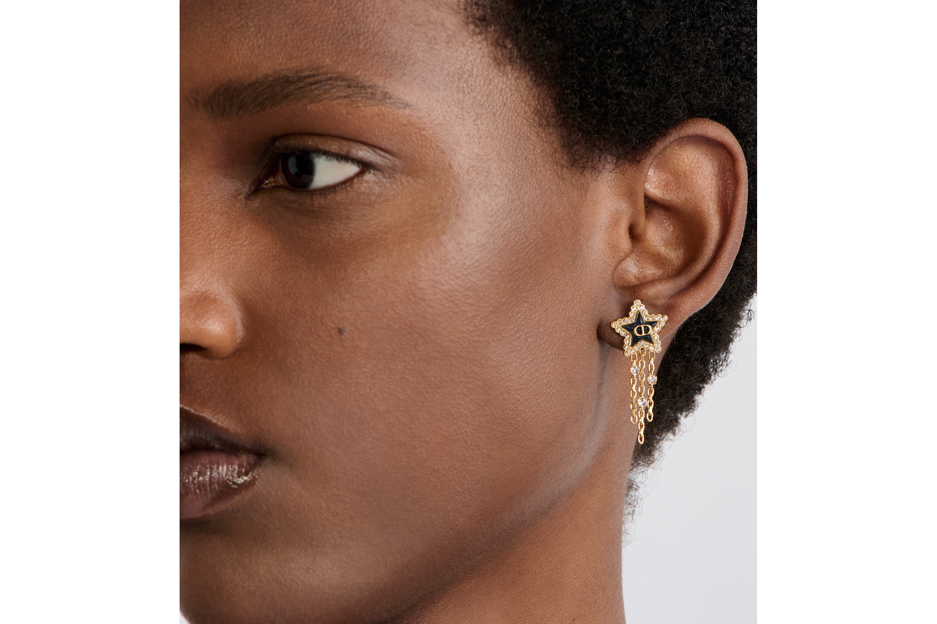 ต่างหู Petit CD Lucky Baroque โลหะเคลือบทอง คริสตัลโทนสีเงิน และแก้วสีฟ้าน้ำทะเลเข้ม E07