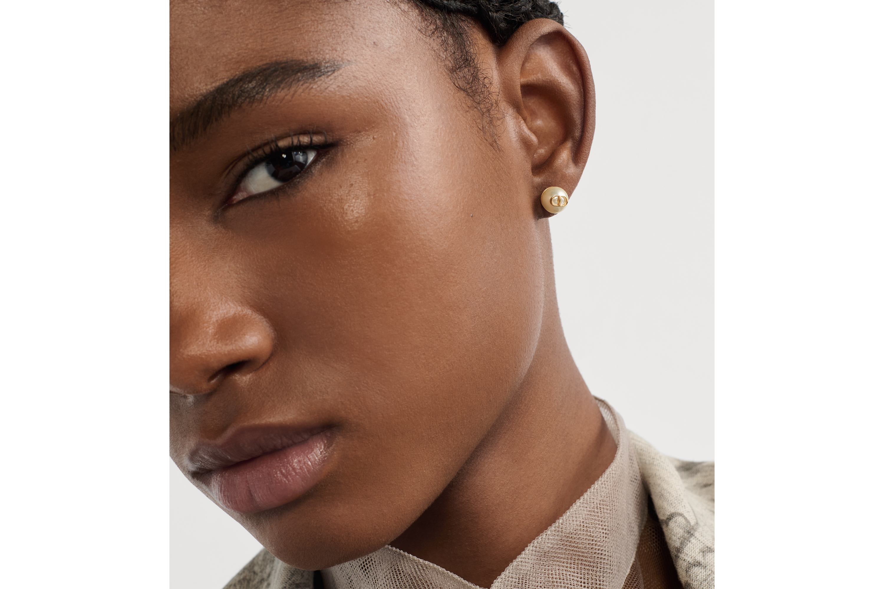 look_image_alt_prefix Dior Tribales 귀걸이 골드 피니시 메탈 & 화이트 레진 진주 E07