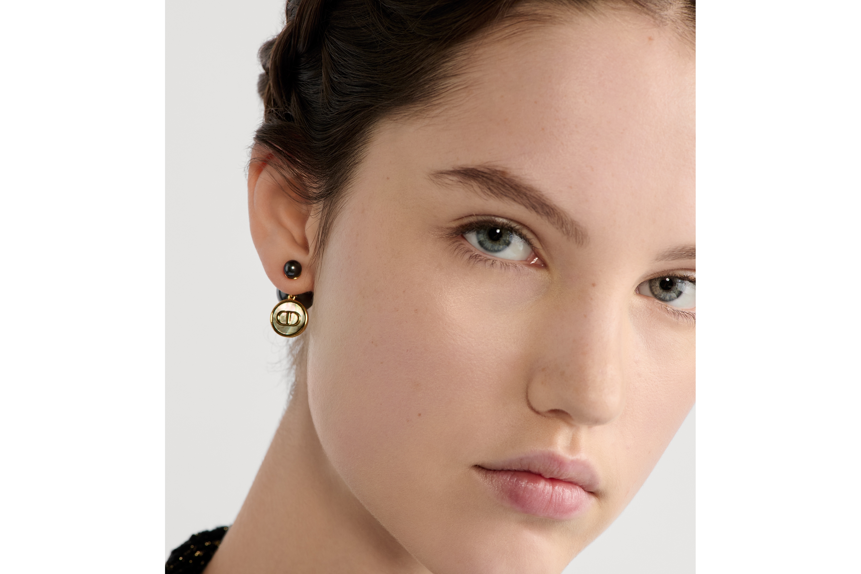 look_image_alt_prefix أقراط الأذن Dior Tribales معدن ذهبي ولآلئ من الراتنج باللون الرمادي العميق وعرق اللؤلؤ الأسود E08