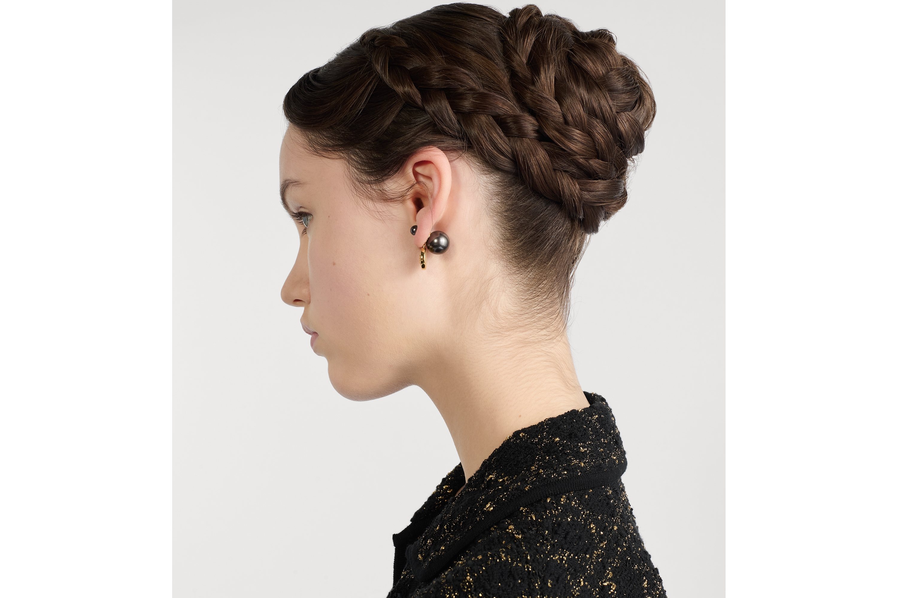 look_image_alt_prefix أقراط الأذن Dior Tribales معدن ذهبي ولآلئ من الراتنج باللون الرمادي العميق وعرق اللؤلؤ الأسود E09