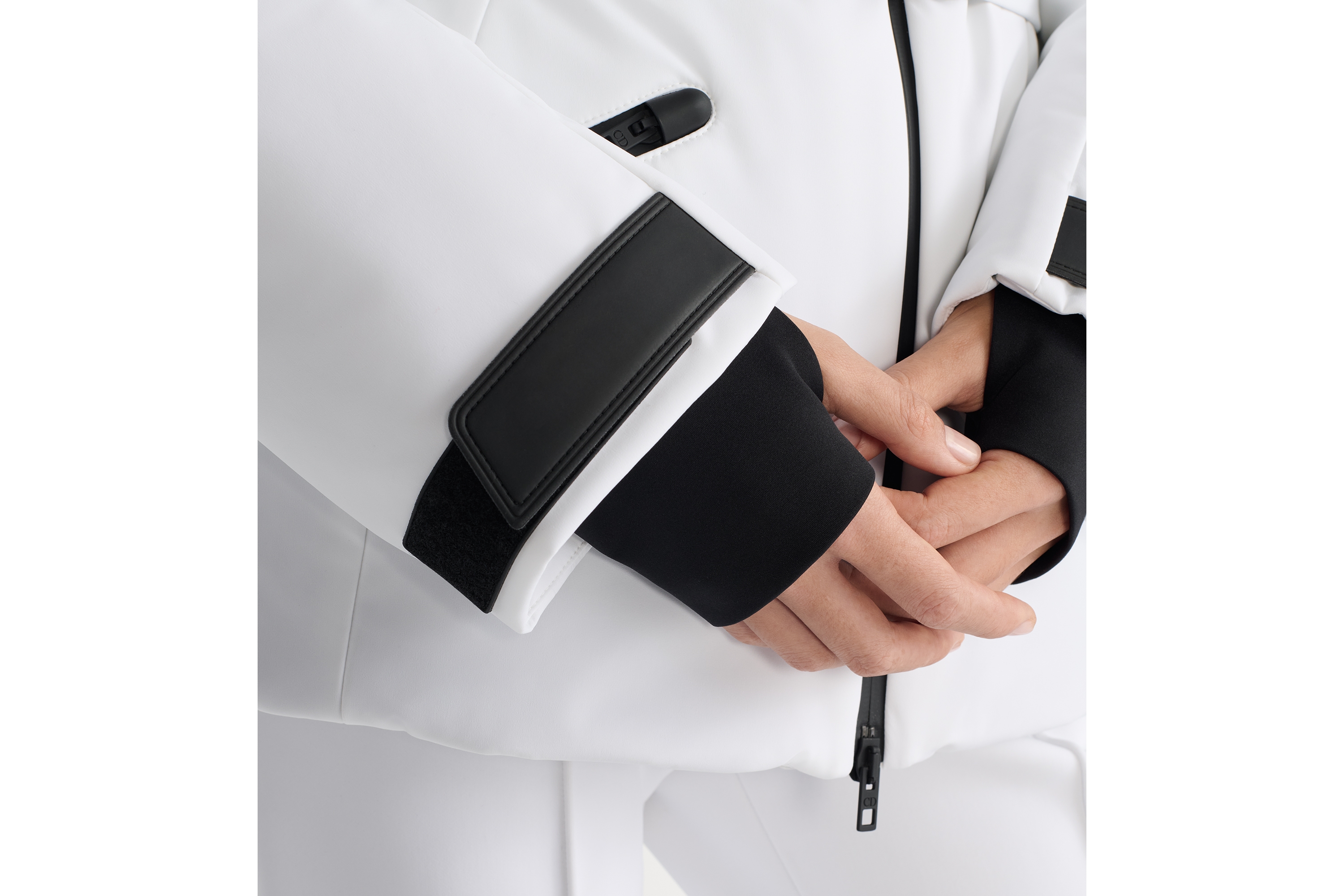 Look DiorAlps Belted Puffer Jacket with Removable Hood White Padded Technical Taffeta E17