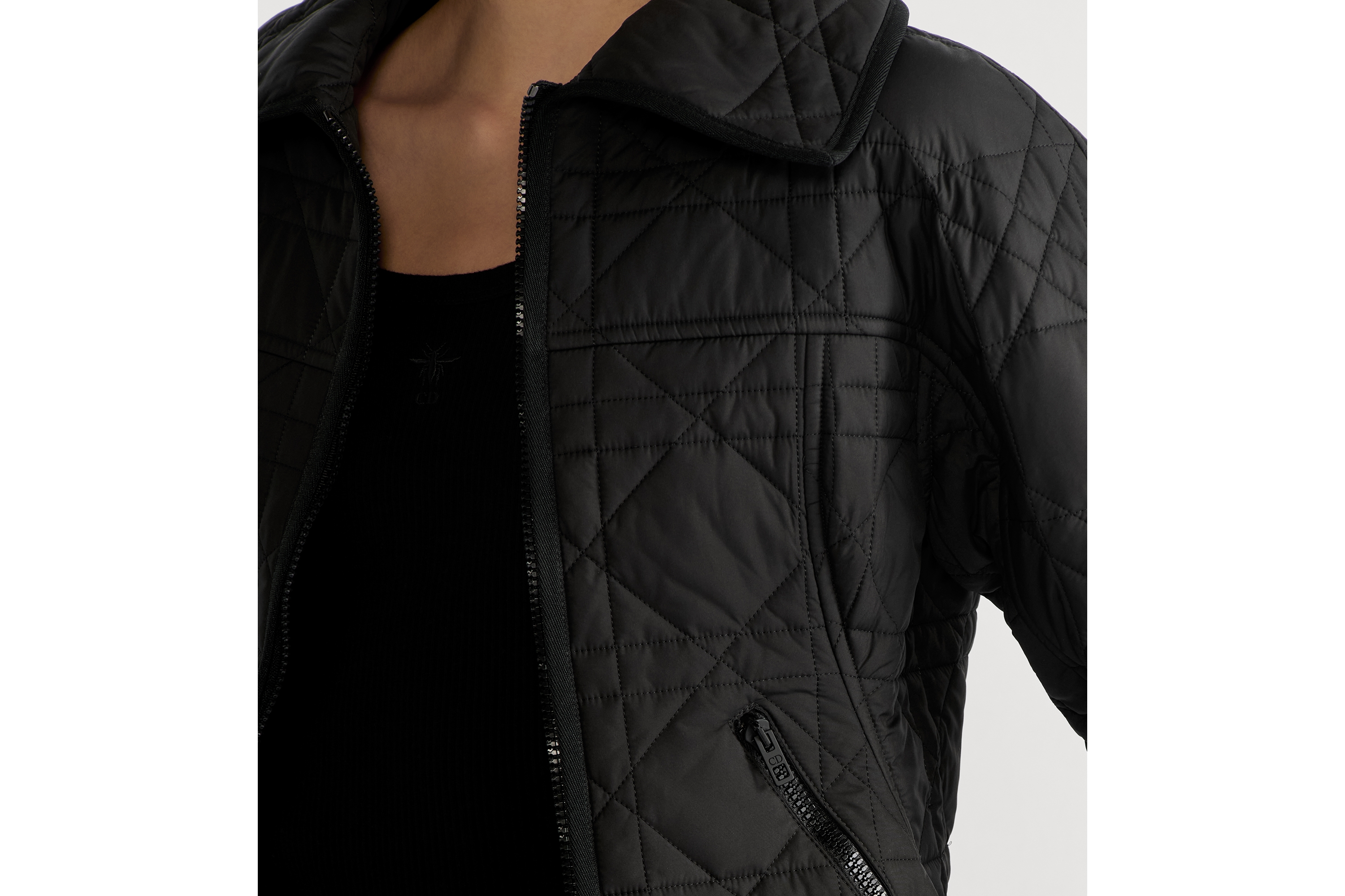 แจ็กเก็ตทรงเข้ารูปลาย Macrocannage ผ้าเทคนิคัลแทฟฟิต้าลายควิลท์สีดํา E12