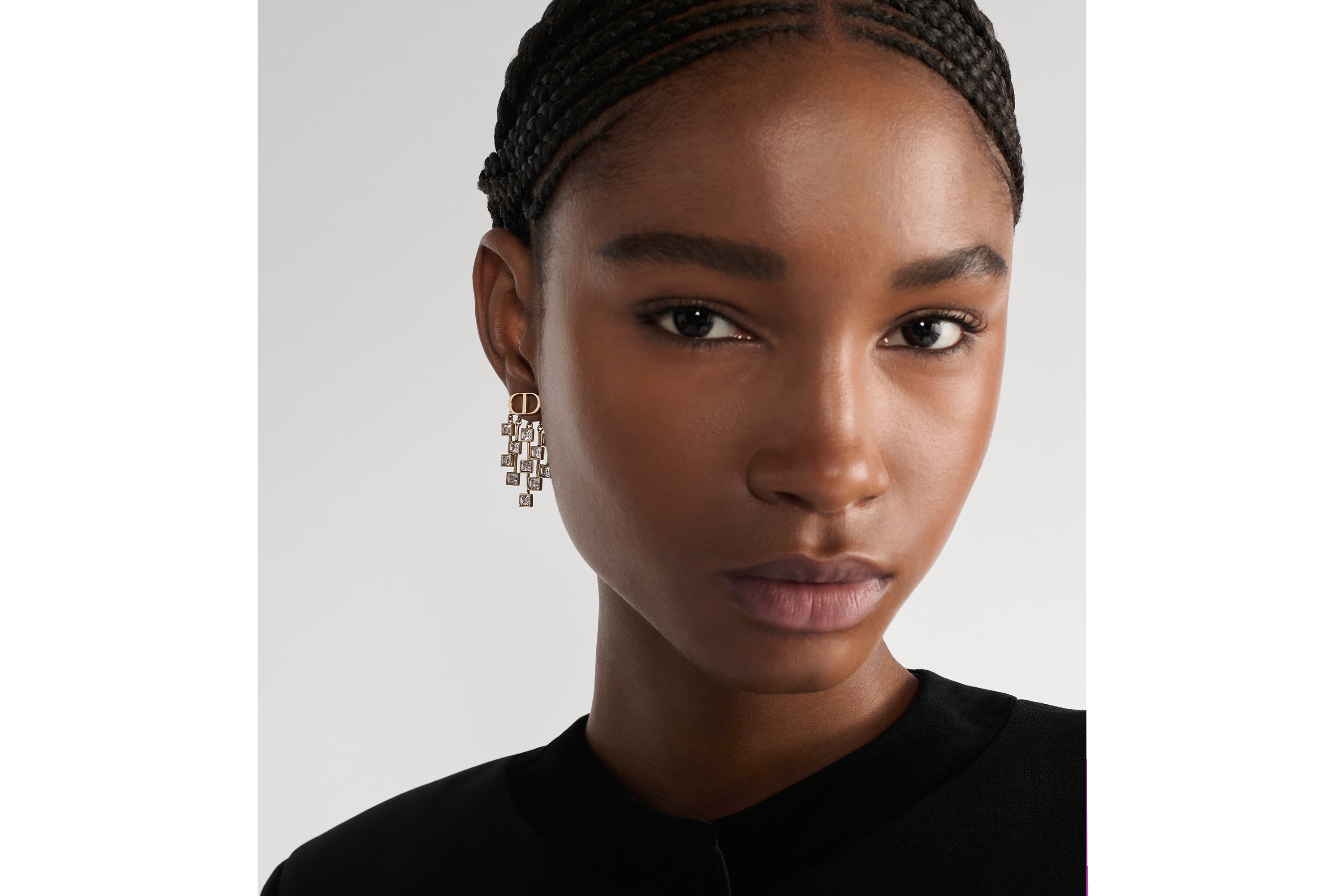 ต่างหู Dior Deco โลหะเคลือบทองสีอ่อนและคริสตัลสีขาว E08