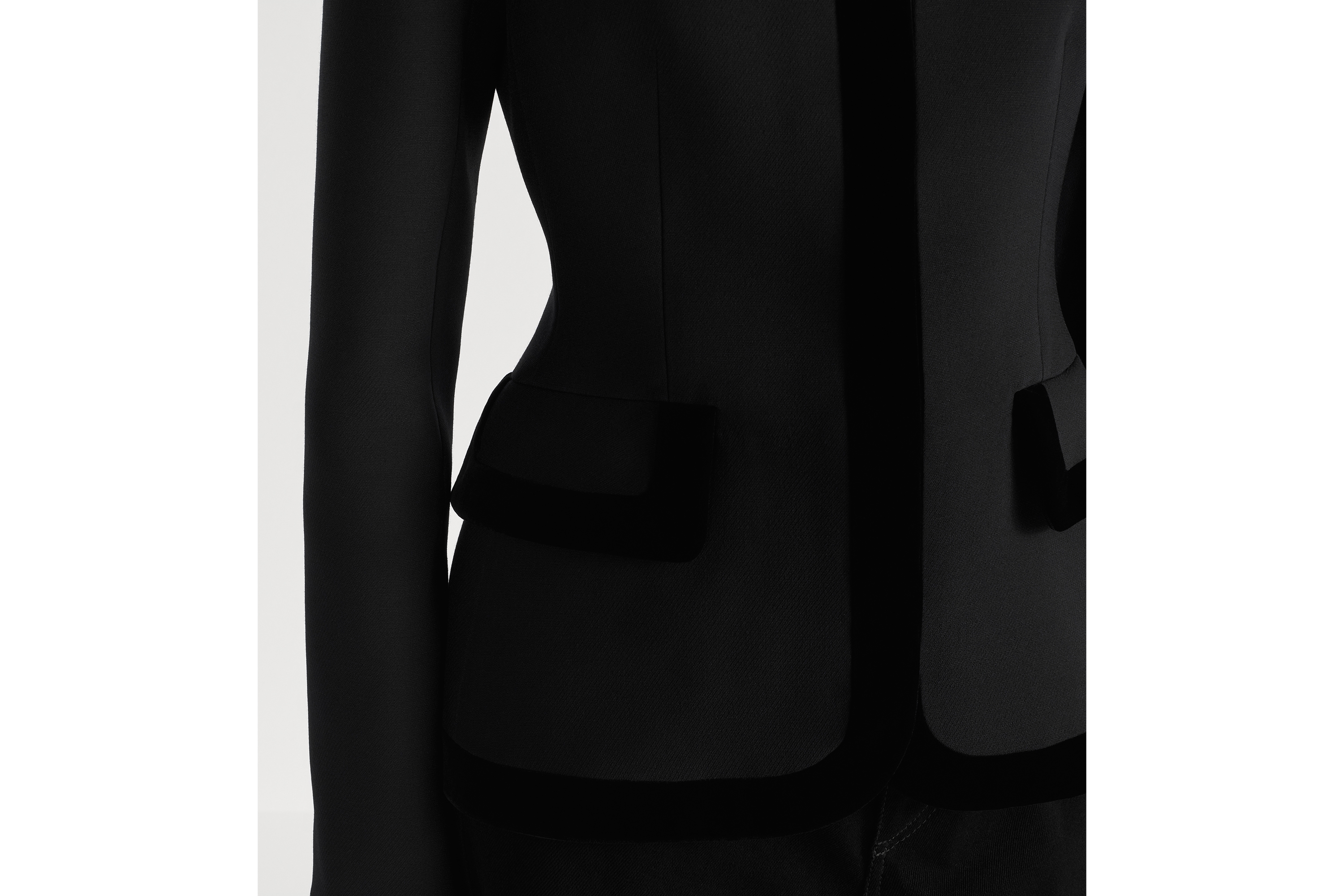 เสื้อแจ็กเก็ตรูปทรงพอดีตัว ผ้าวูลและผ้าไหมสีดำ E13