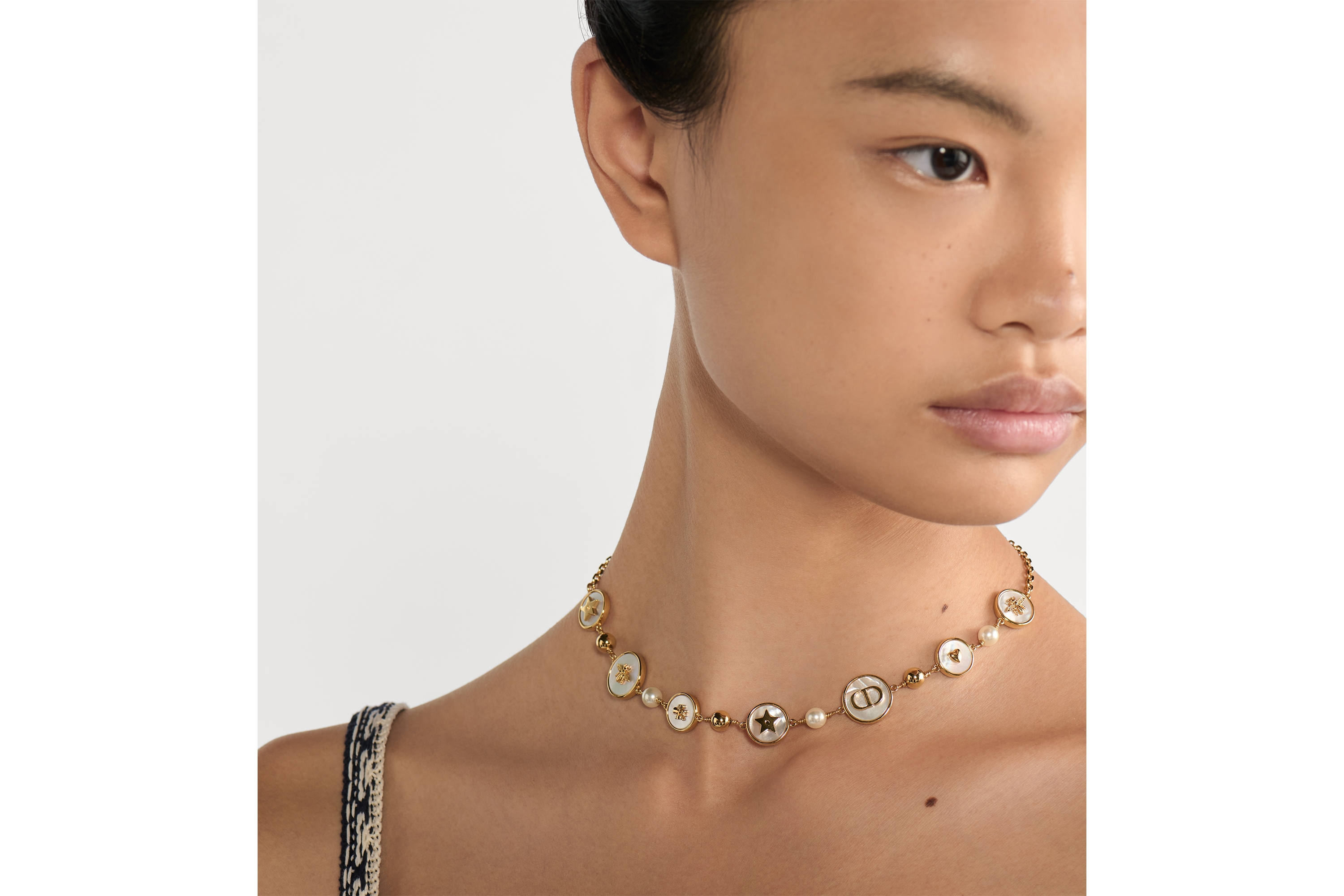 Look Collier court D-Luck Métal finition dorée, perles en résine blanche et nacre blanche E08