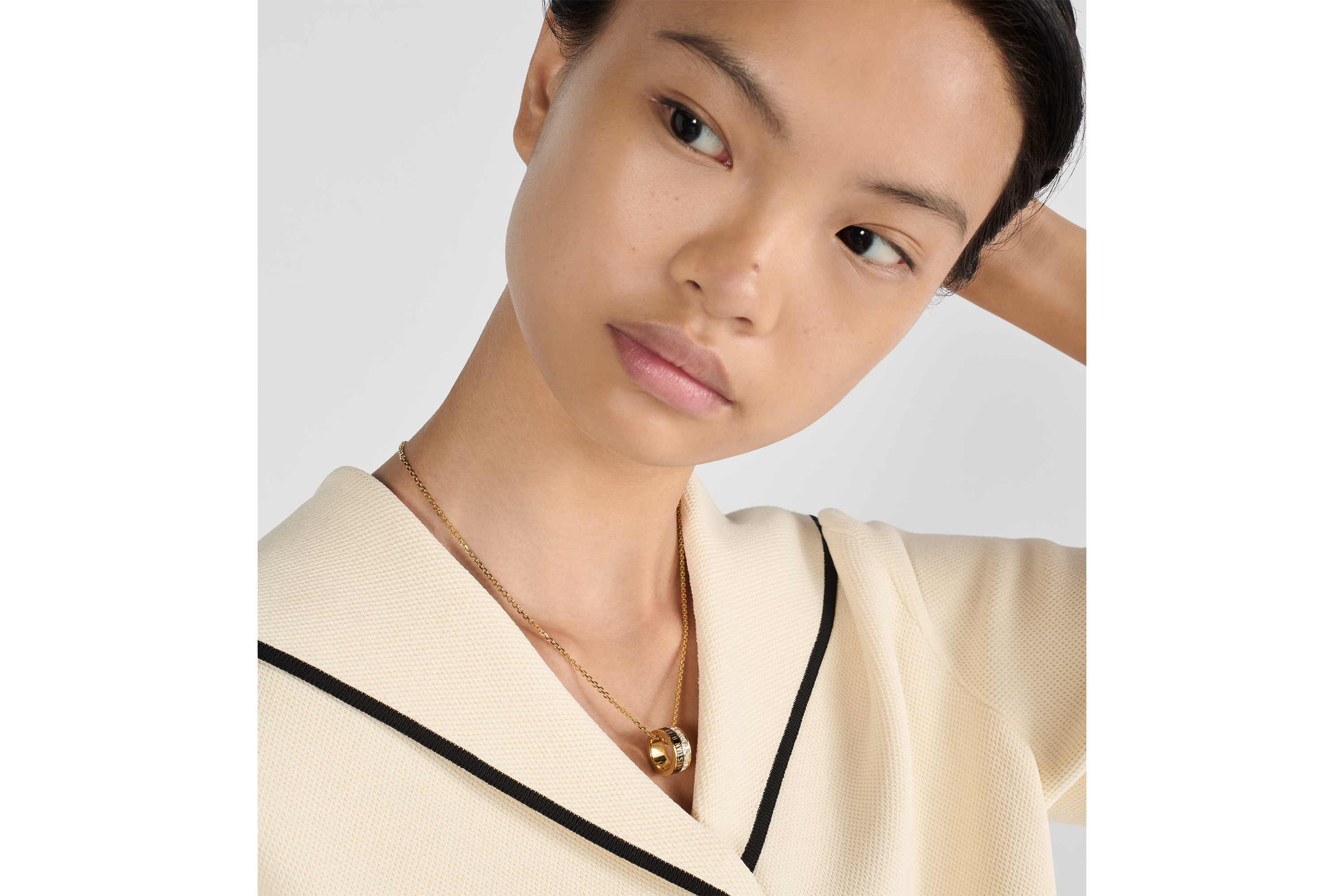 look_image_alt_prefix Dior Night Code 목걸이 골드 피니시 메탈 & 스파클링 크리스탈, 블랙 래커 E12