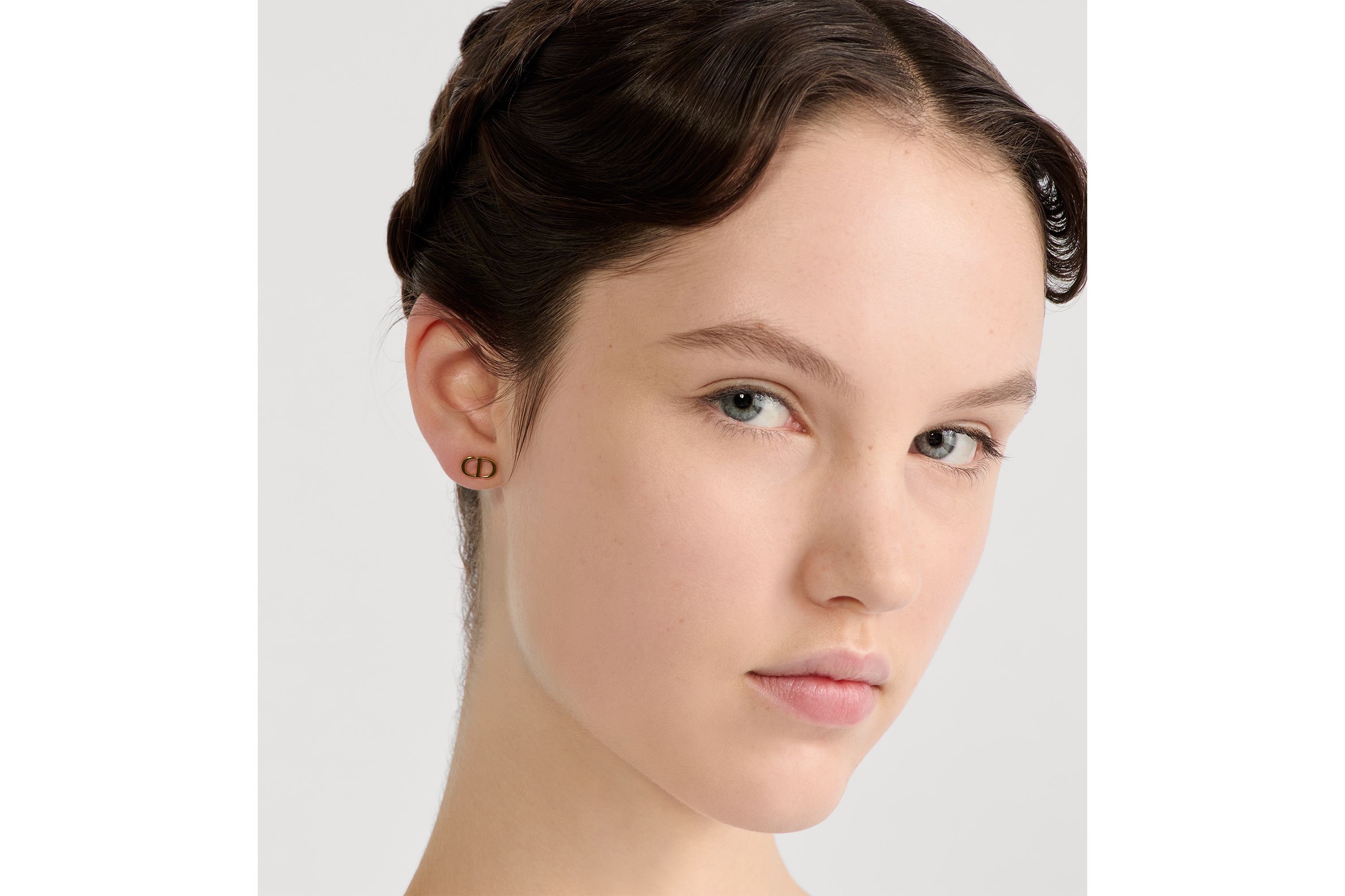 ชุดต่างหู Petit CD Lucky Lace โลหะเคลือบทองและไข่มุกเรซินสีขาว E08