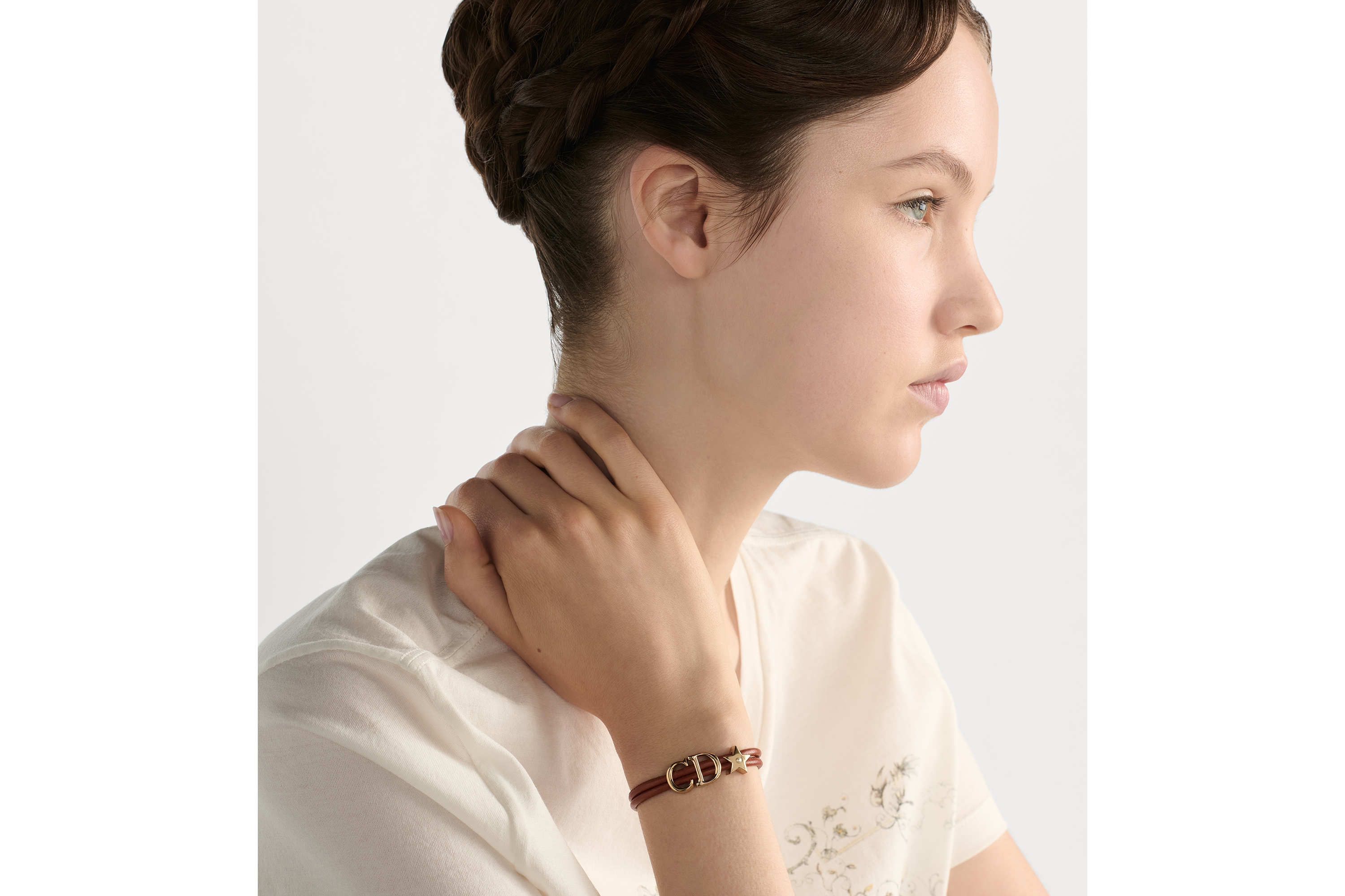 Bracelet cuir Dior Saddle Métal finition dorée, cuir d'agneau couleur cognac et perle en résine blanche E08