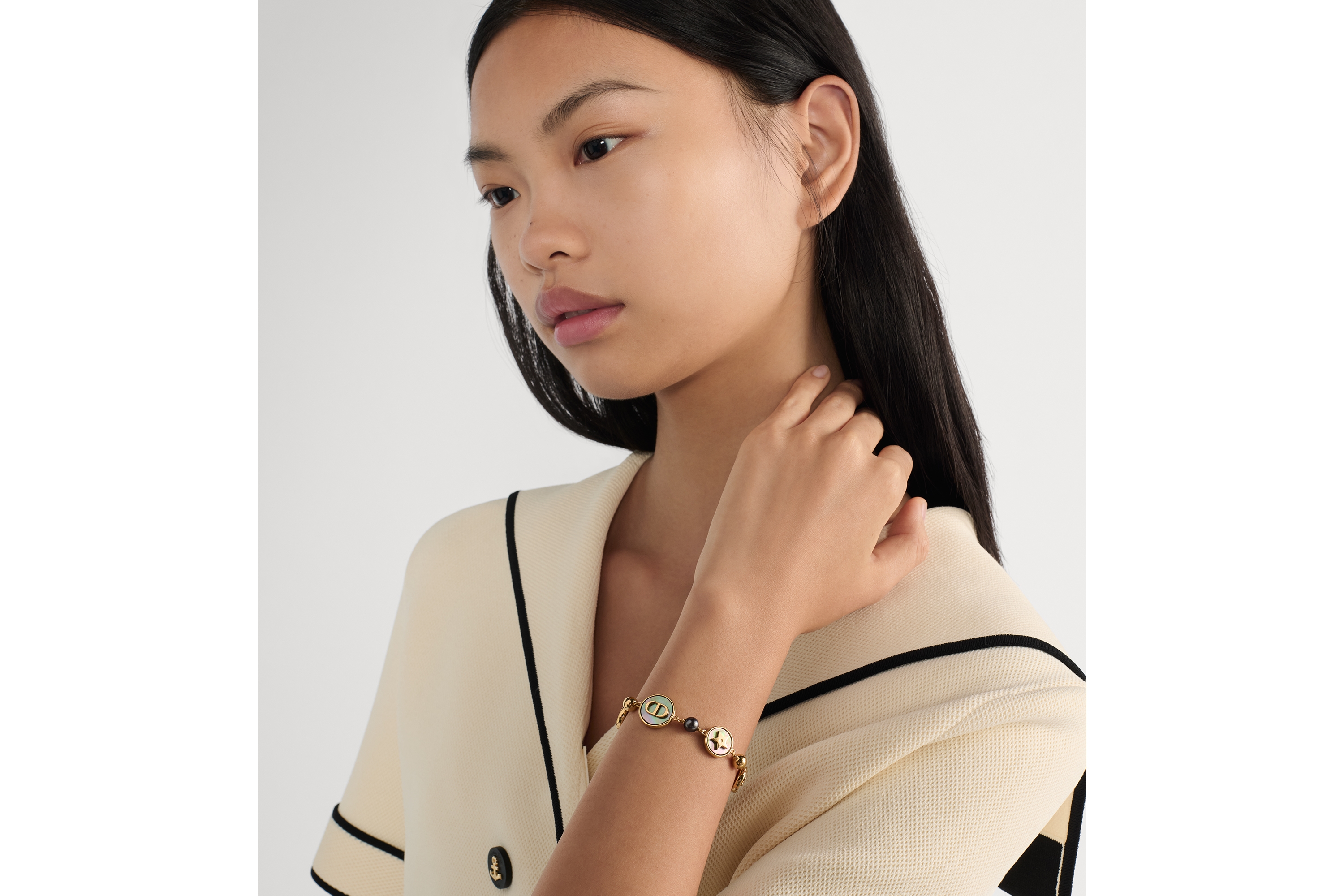 Look D-Luck Bracelet Gold-Finish Metal, Deep Gray Resin Pearls and Tahiti Mother-of-Pearl E07