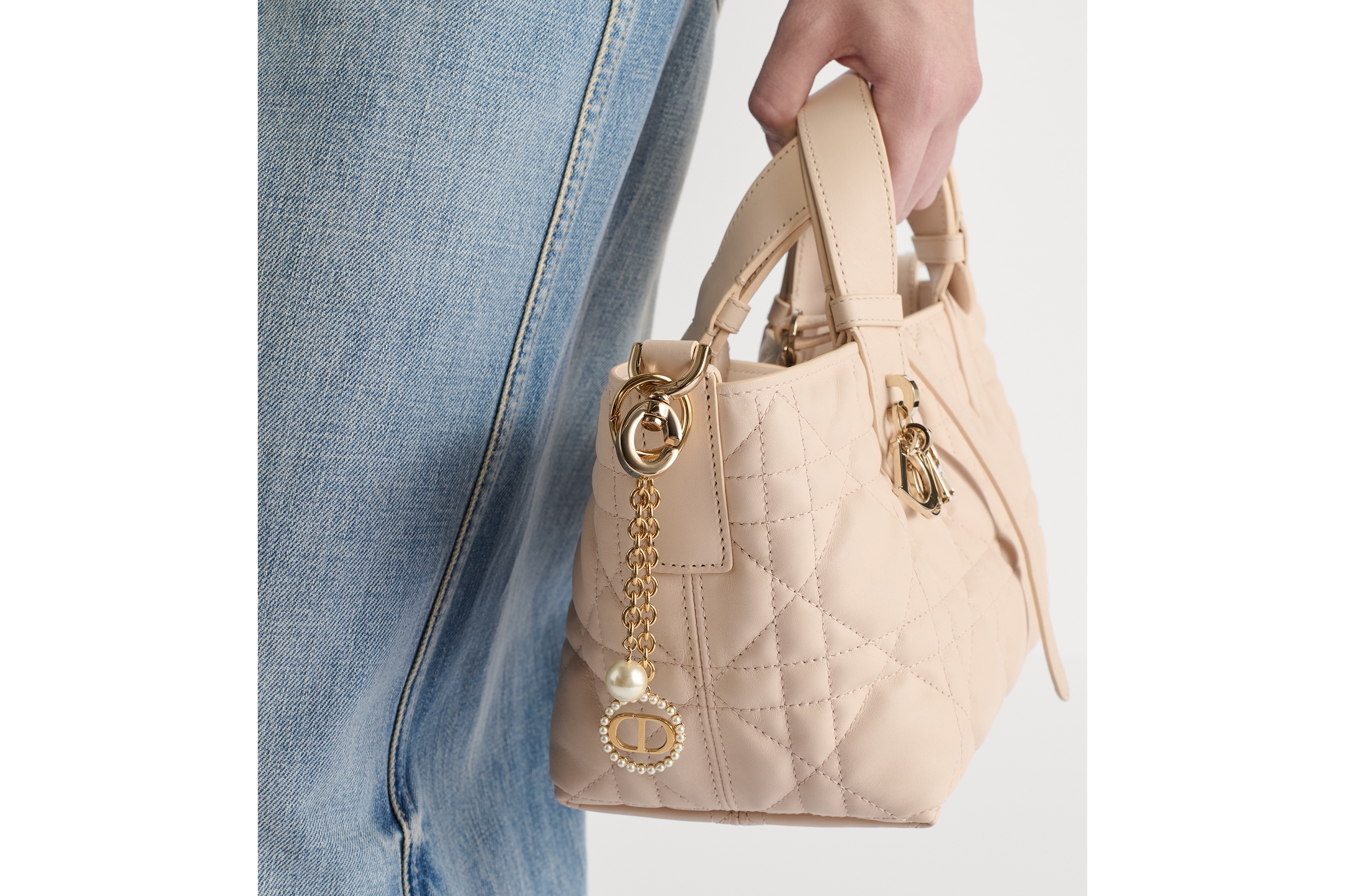 look_image_alt_prefix Ciondolo per borsa Petit CD Circle Metallo con finitura color oro e perle in resina bianca E10