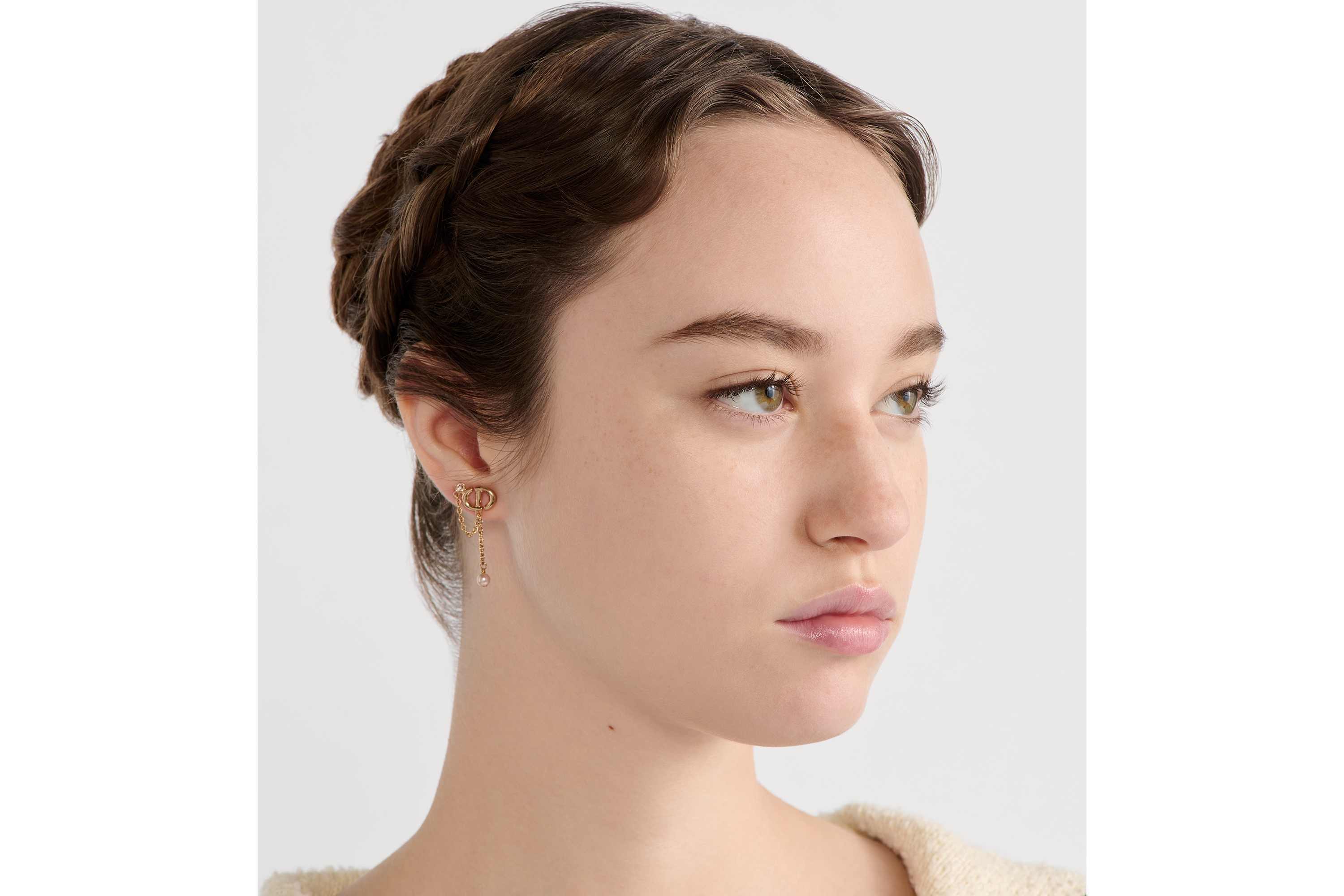 ต่างหู CD Navy โลหะเคลือบสีชมพูประดับไข่มุกเรซินสีชมพูเหลือบรุ้งและคริสตัลสีชมพู E08