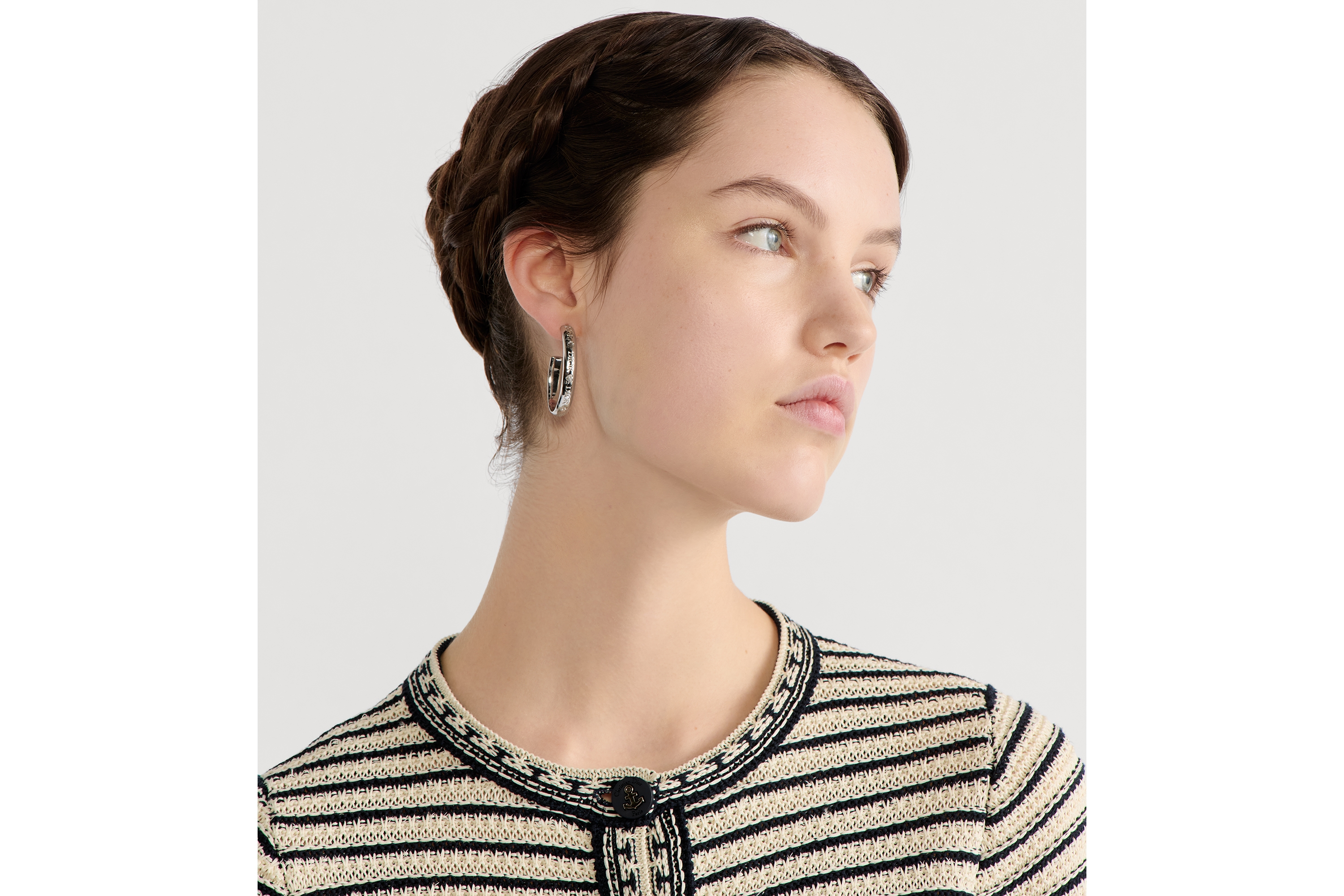 Boucles d'oreilles créoles Dior Trésor Métal finition argentée E08