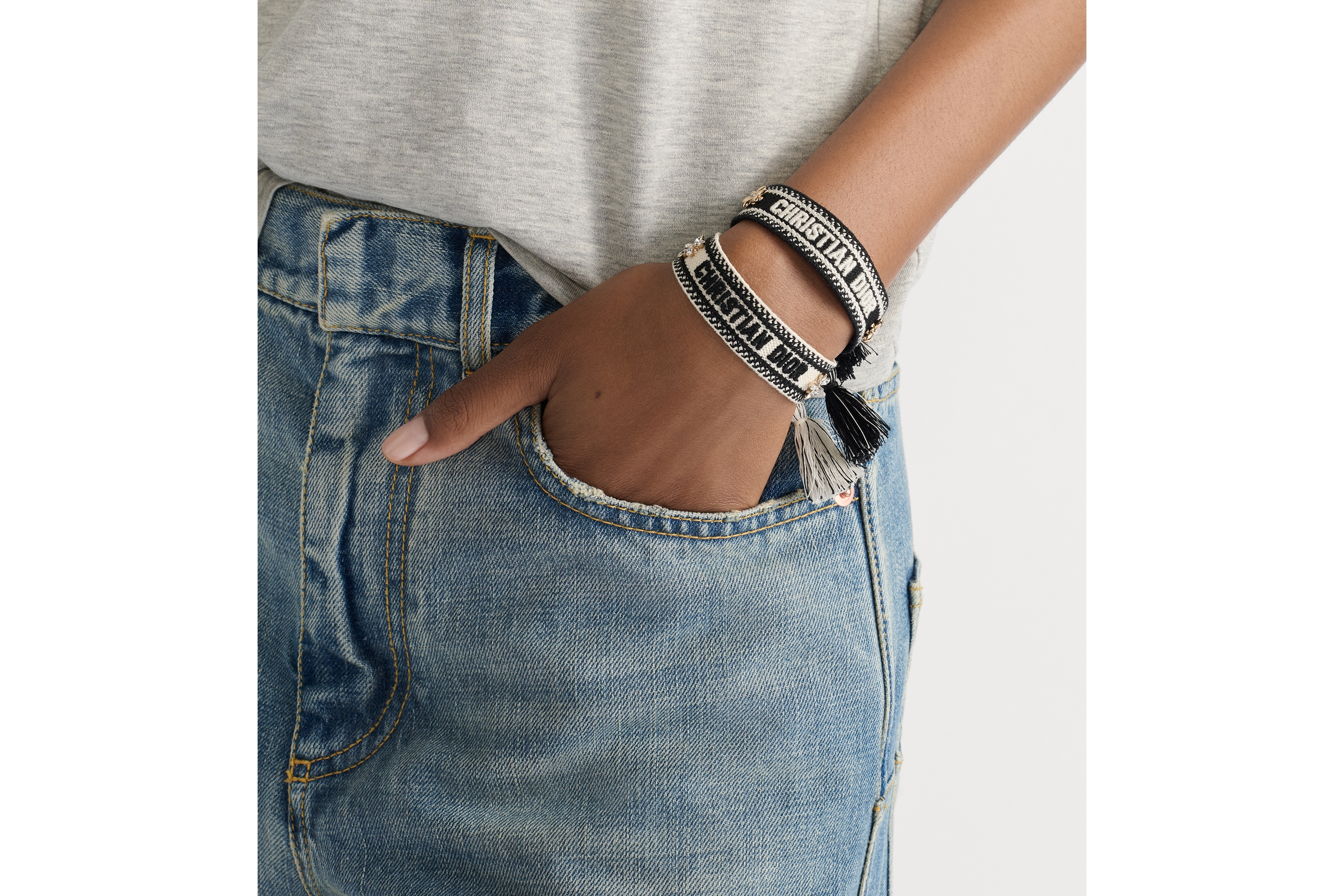 ชุดสร้อยข้อมือ Christian Dior ผ้าฝ้ายสีดำกับสีขาว โลหะเคลือบทอง และคริสตัลโทนสีเงินกับโทนสีทอง E10