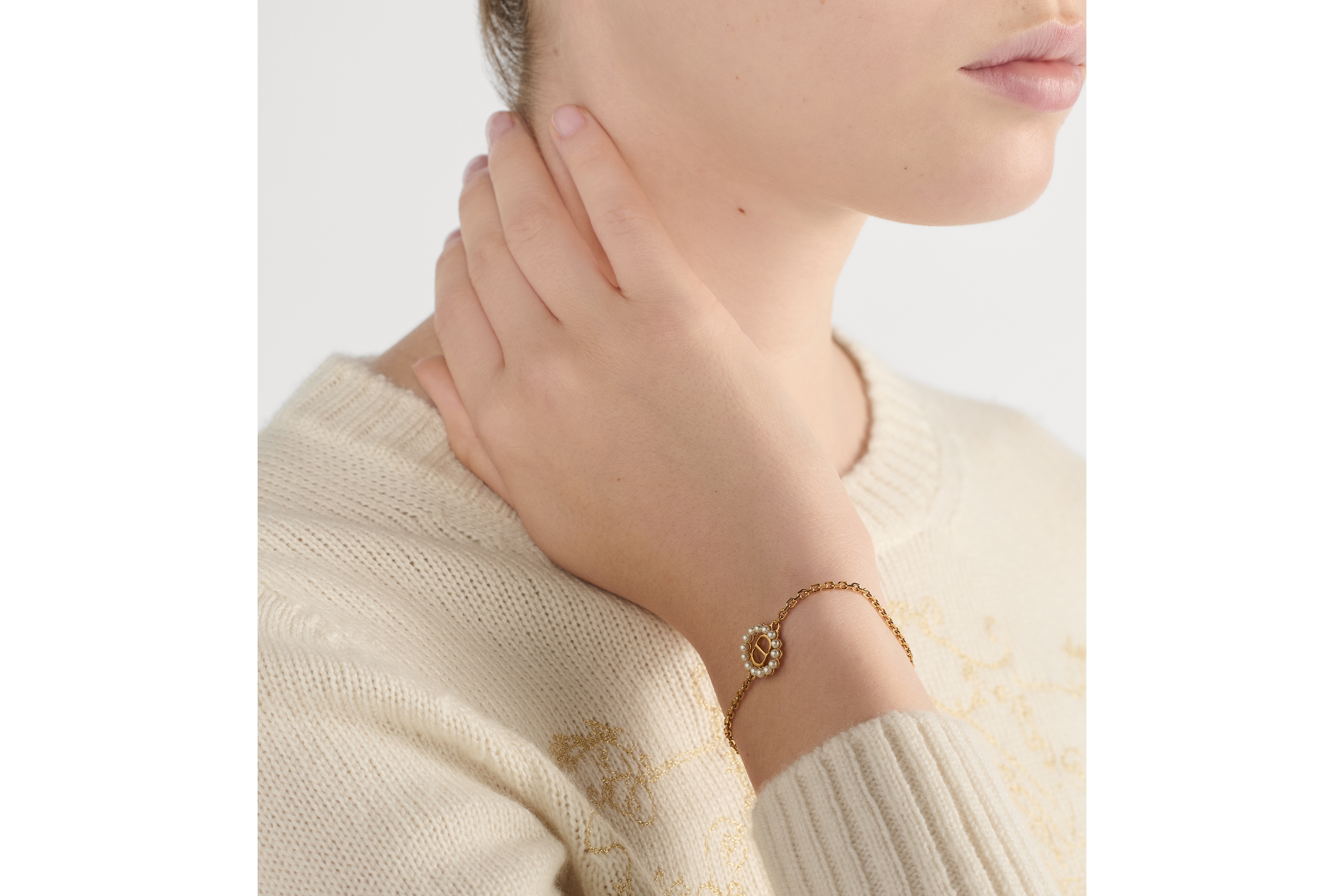 Look Petit CD Circle Bracelet Gold-Finish Metal and White Resin Pearls E11