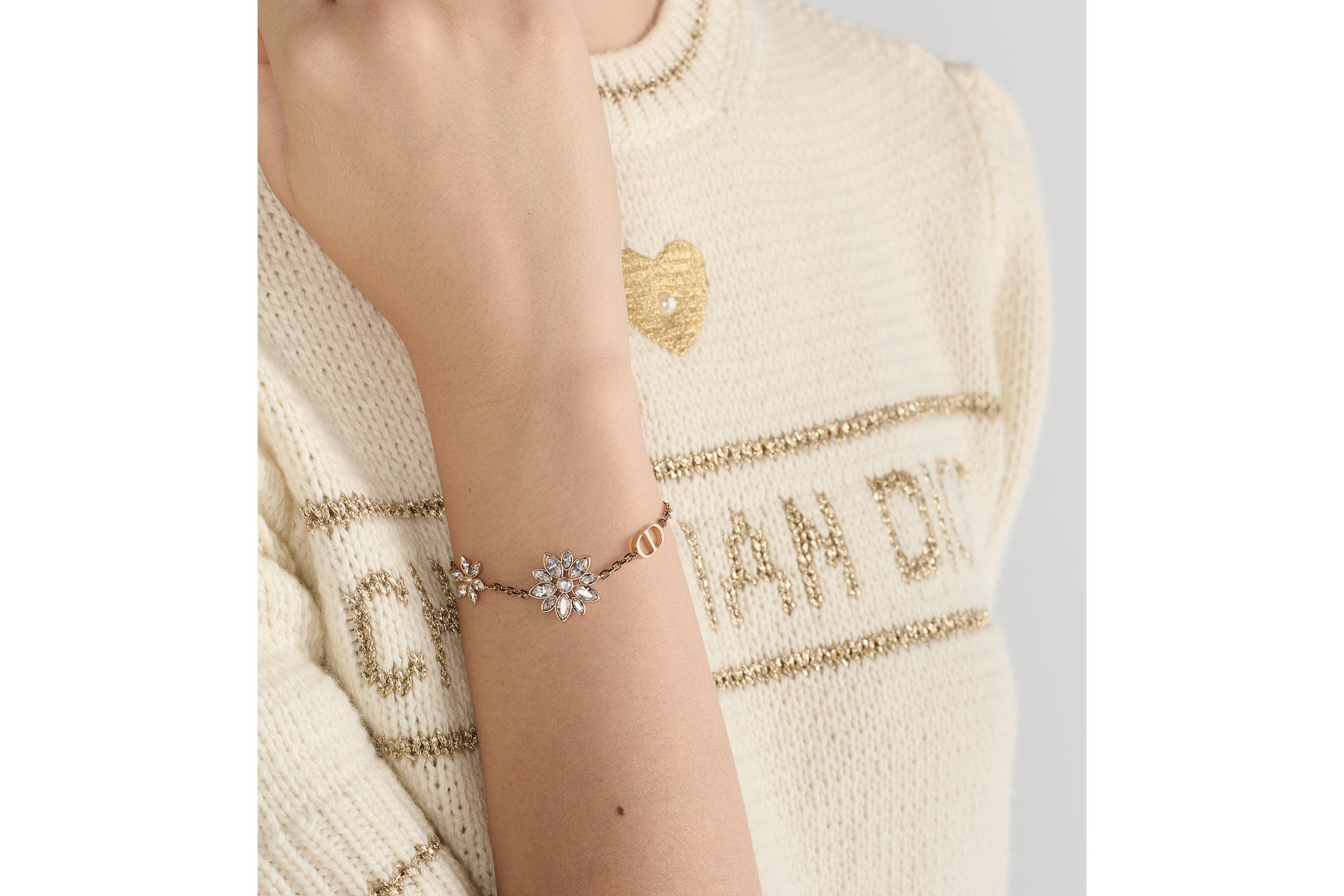 Pulseira Fleur de Glace Metal com acabamento dourado-claro e cristais prateados e dourados E11