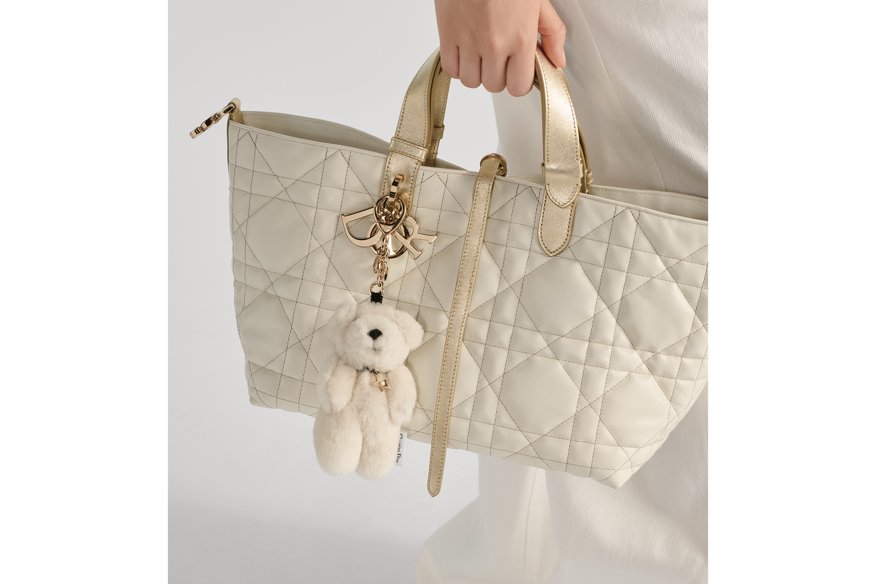 ボビー バッグチャーム ラムウール・メタル・レジンパール E11