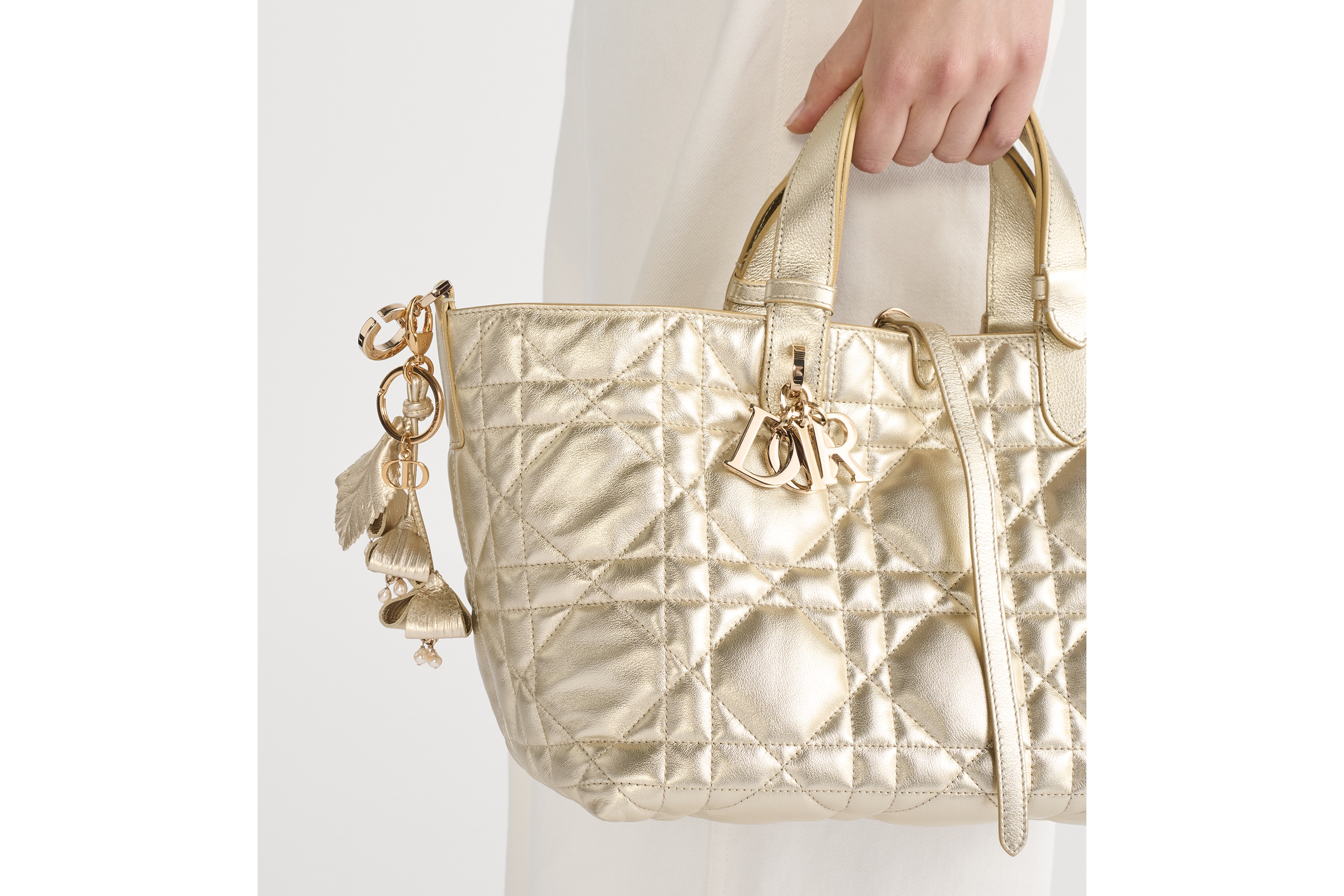 Berloque de bolsa Flowers Metal com acabamento dourado, couro de vitelo dourado e pérolas de resina branca E10