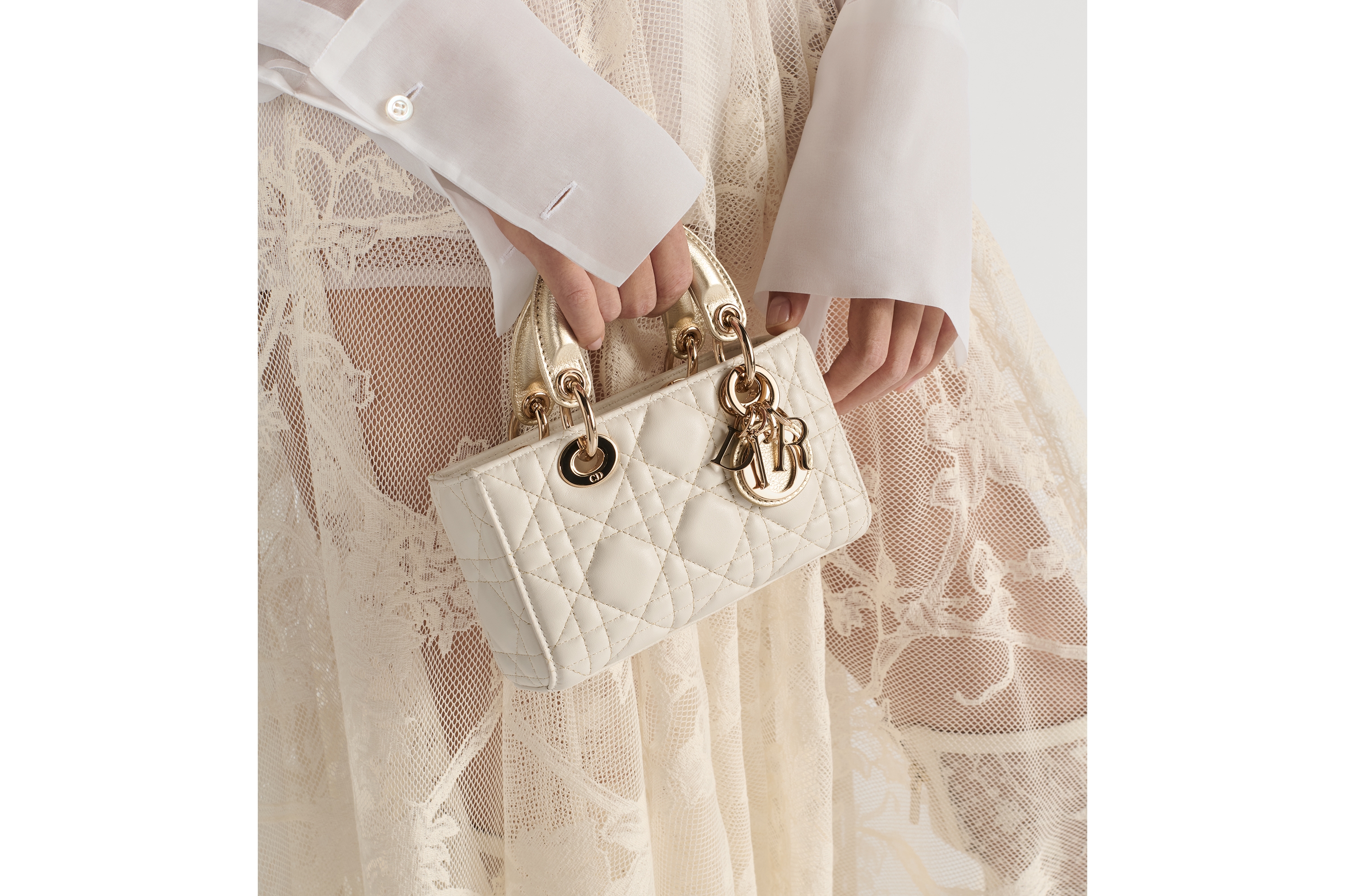 Lady D-Joy 마이크로 백 투 톤 골드 & 화이트 까나쥬 양가죽, 메탈릭 스레드 E11