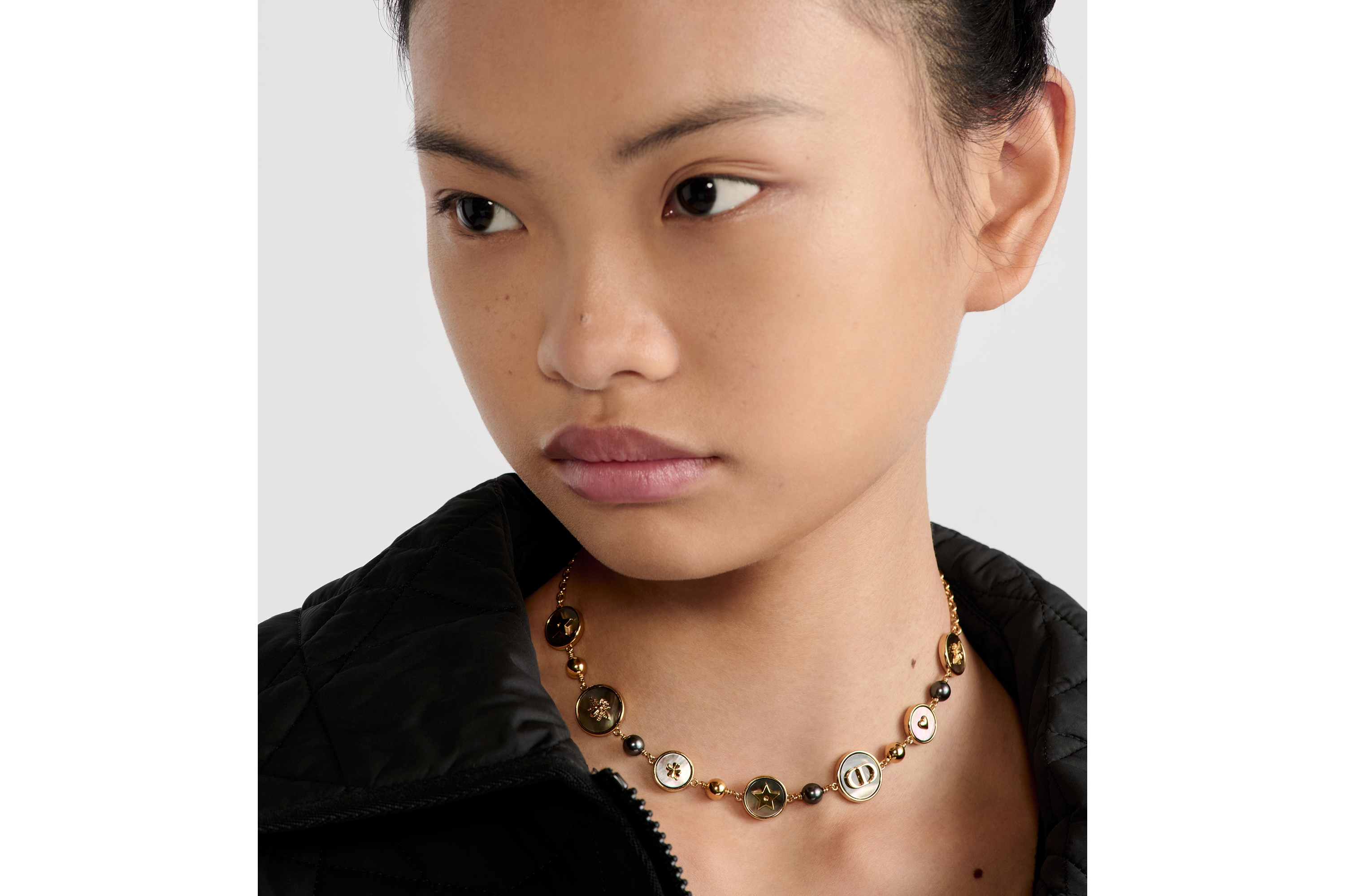 look_image_alt_prefix Kurze D-Luck Halskette Metall mit Gold-Finish, Kunstharzperlen in Weiß und sattem Grau und Tahiti-Perlmutt E07