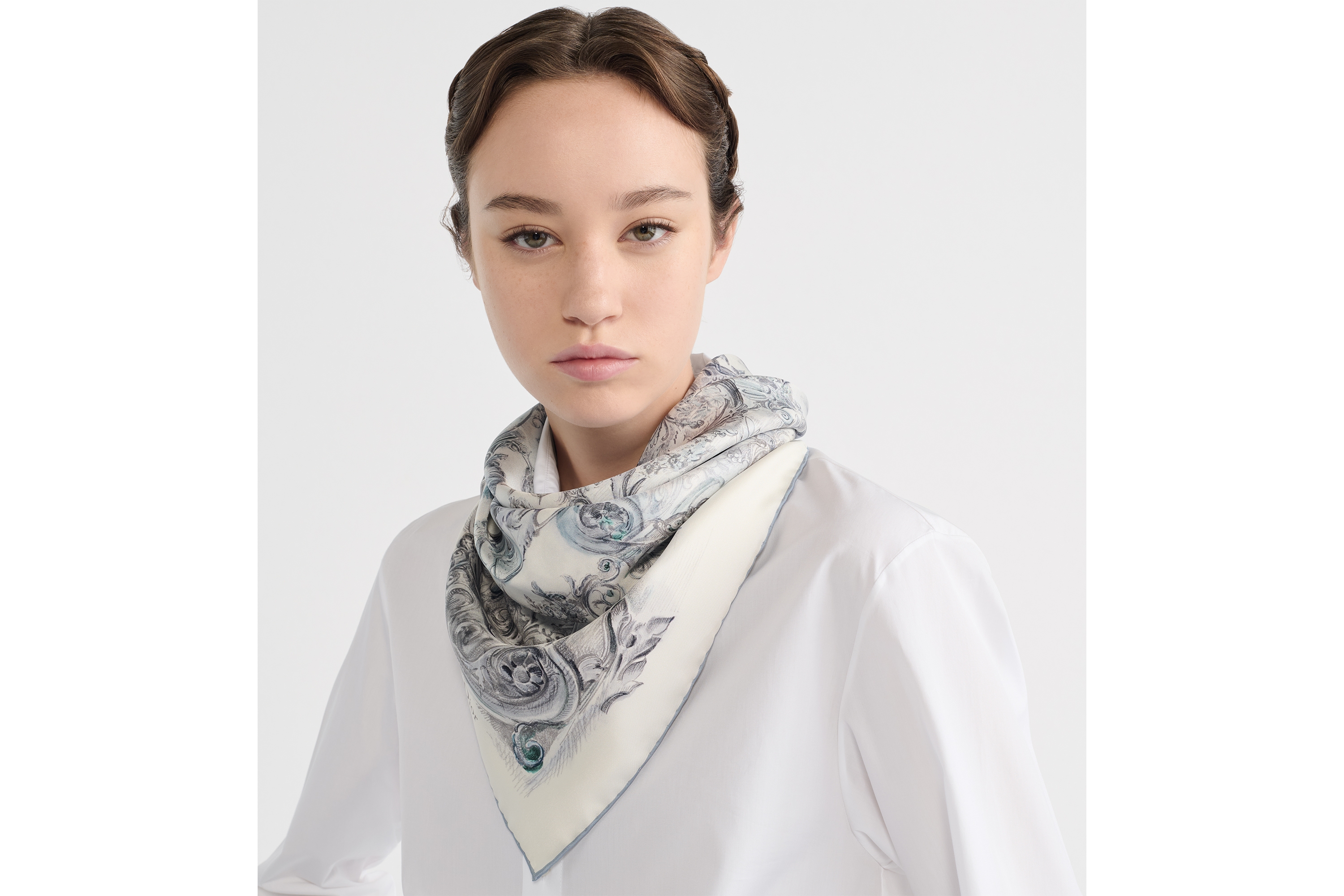 Dior Stella Baroque 90 方巾 白色和藍色絲綢斜紋布 E07