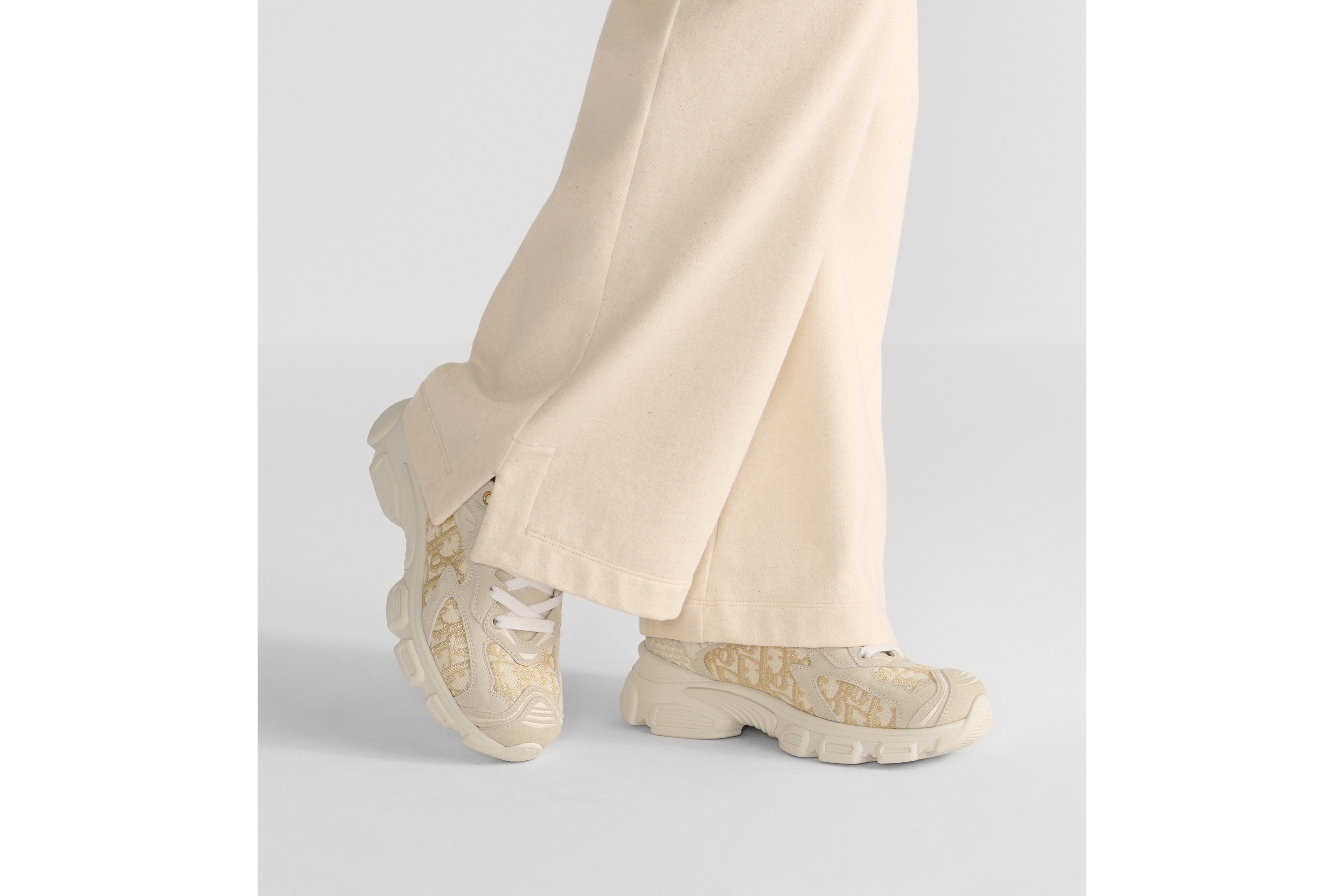 Sneaker Dior Vibe Algodão com bordado Dior Oblique em fio metálico dourado, tela off-white e couro de vitelo acamurçado cinza E15