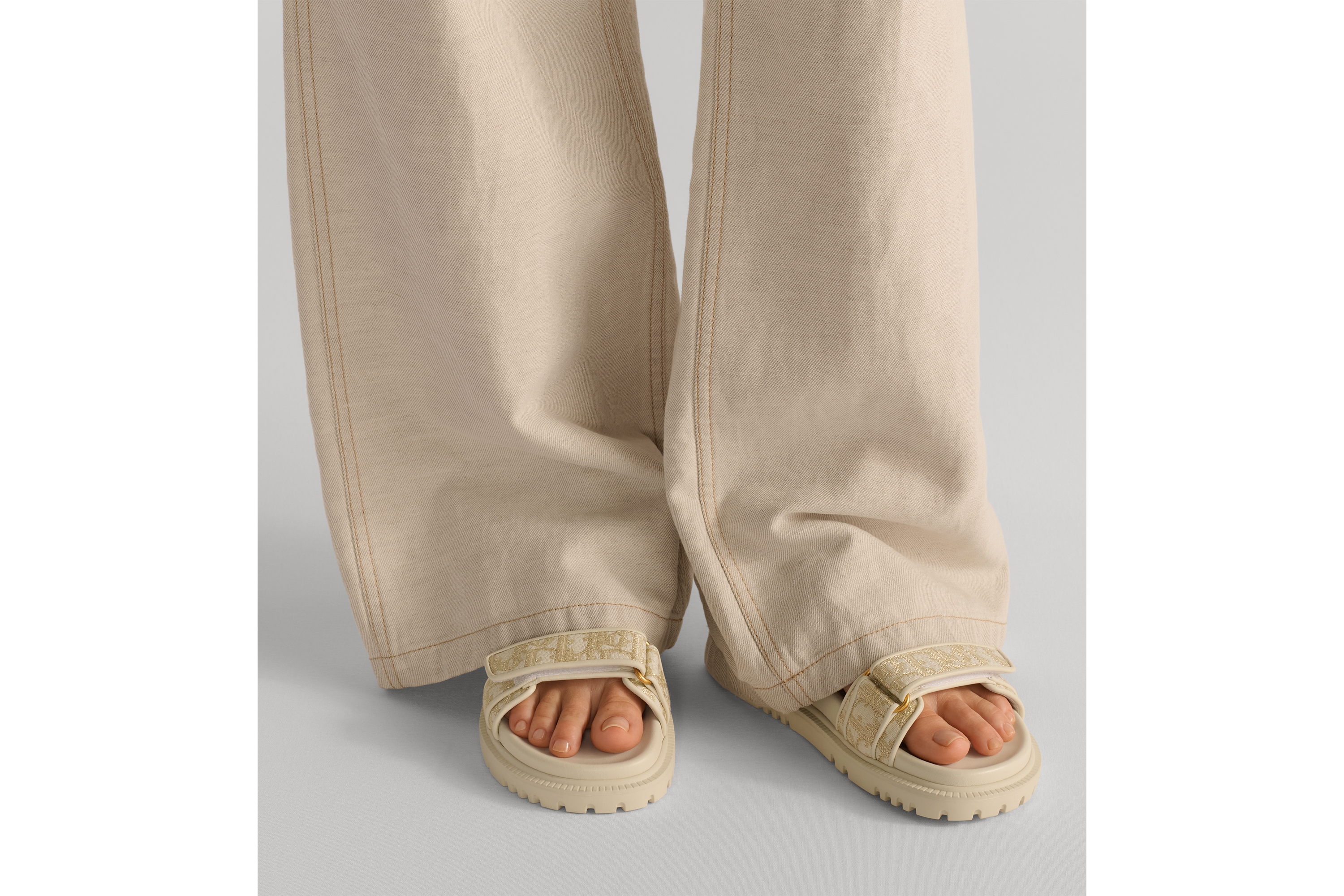 Sandália Dioract Jacquard Dior Oblique branco com fio metálico dourado E14