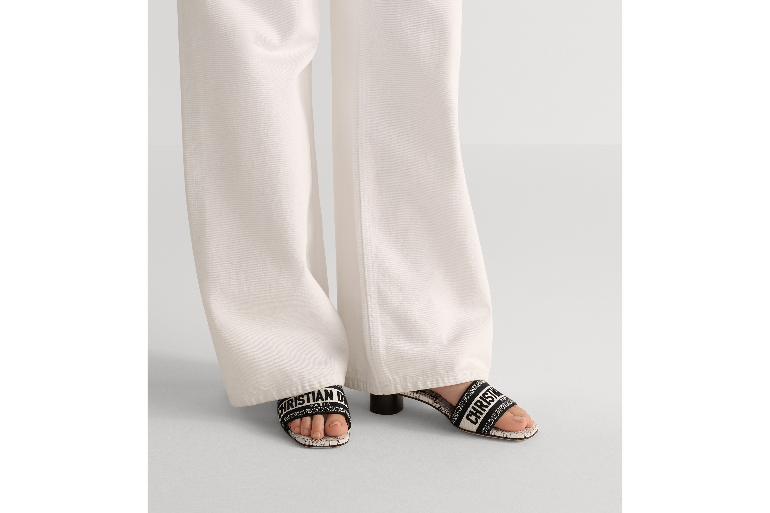 Dway 뮬 힐 자수 코튼 & 화이트, 블랙 Newspaper 모티브 E14