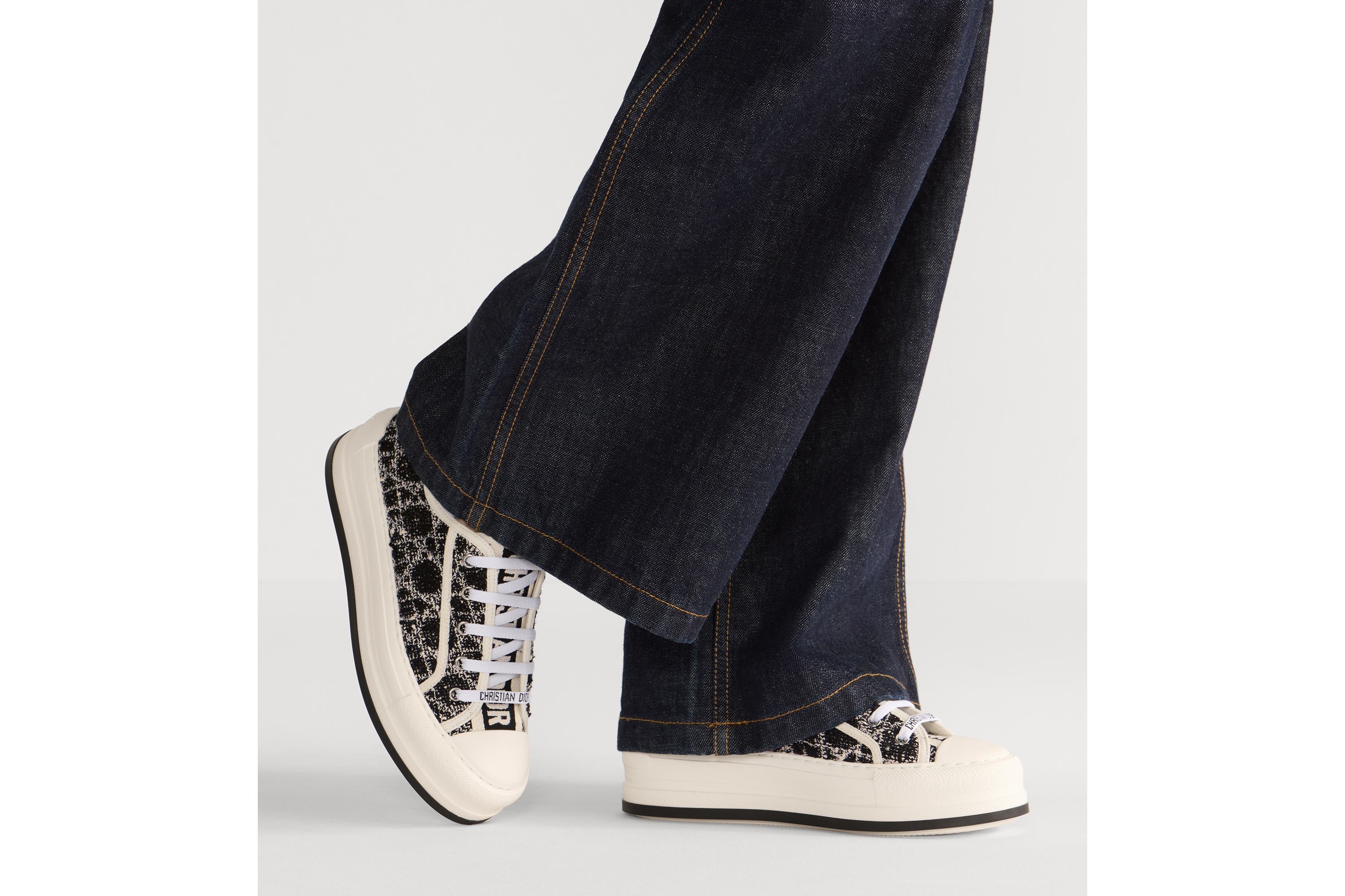 Walk'n'Dior 플랫폼 스니커즈 블랙 트위드 & 화이트 마이크로까나쥬 모티브 E15