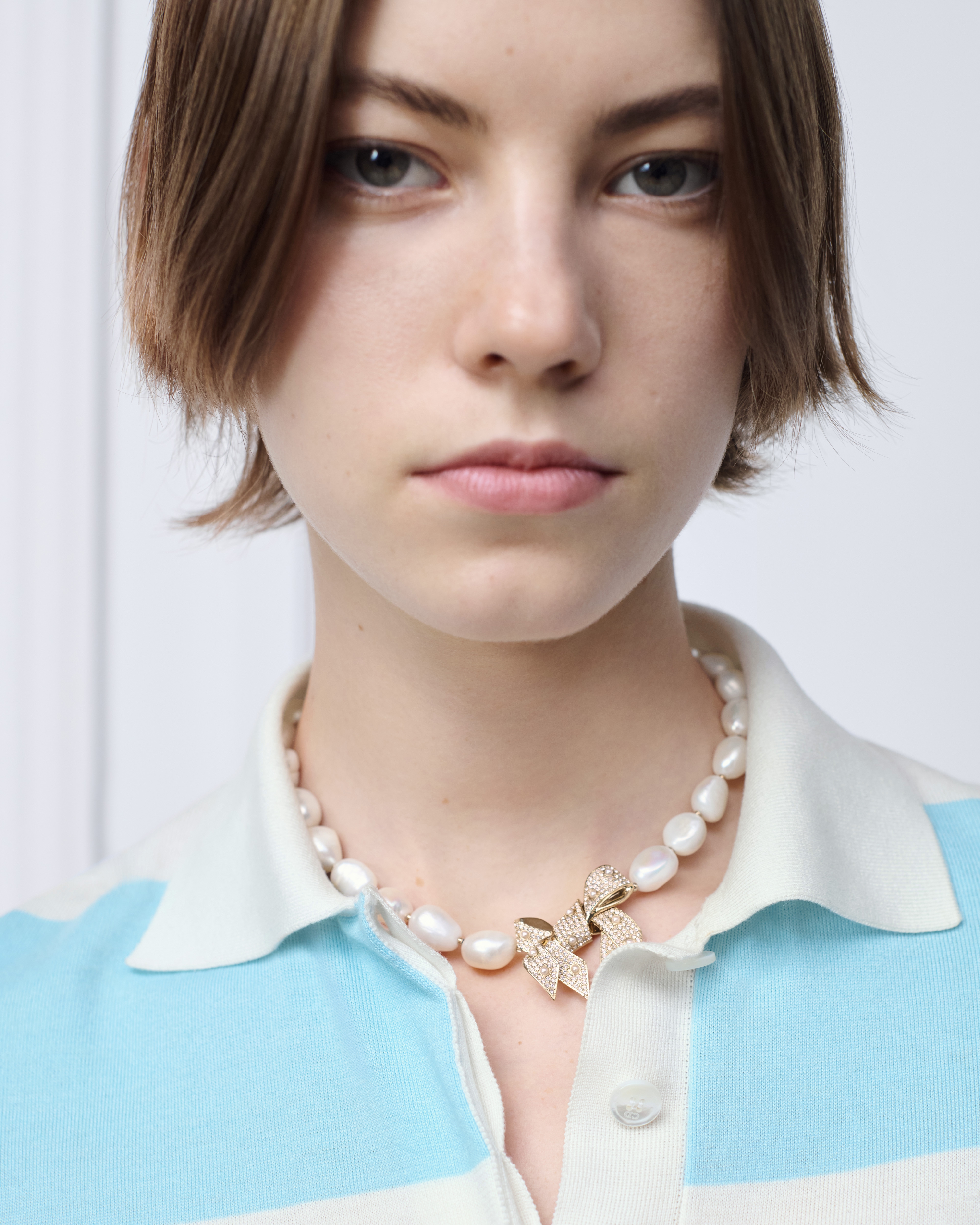 Look Dior Or – Dior Shiny Bow Necklace Gold-Finish Metal, White Resin Pearls, White Crystals and Freshwater Pearls E12