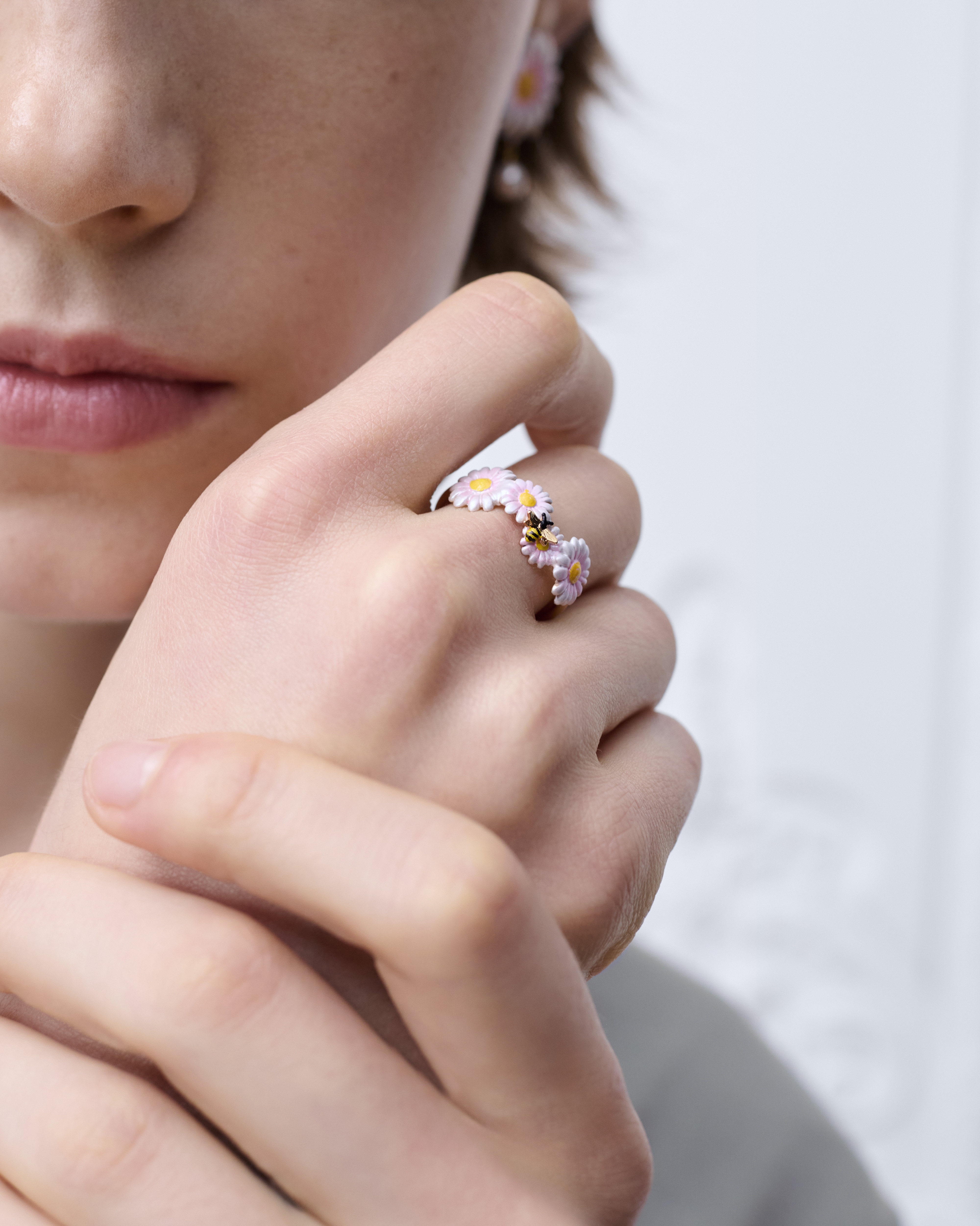 Look Dior Daisy Ring Gold-Finish Metal and Multicolor Lacquer E07