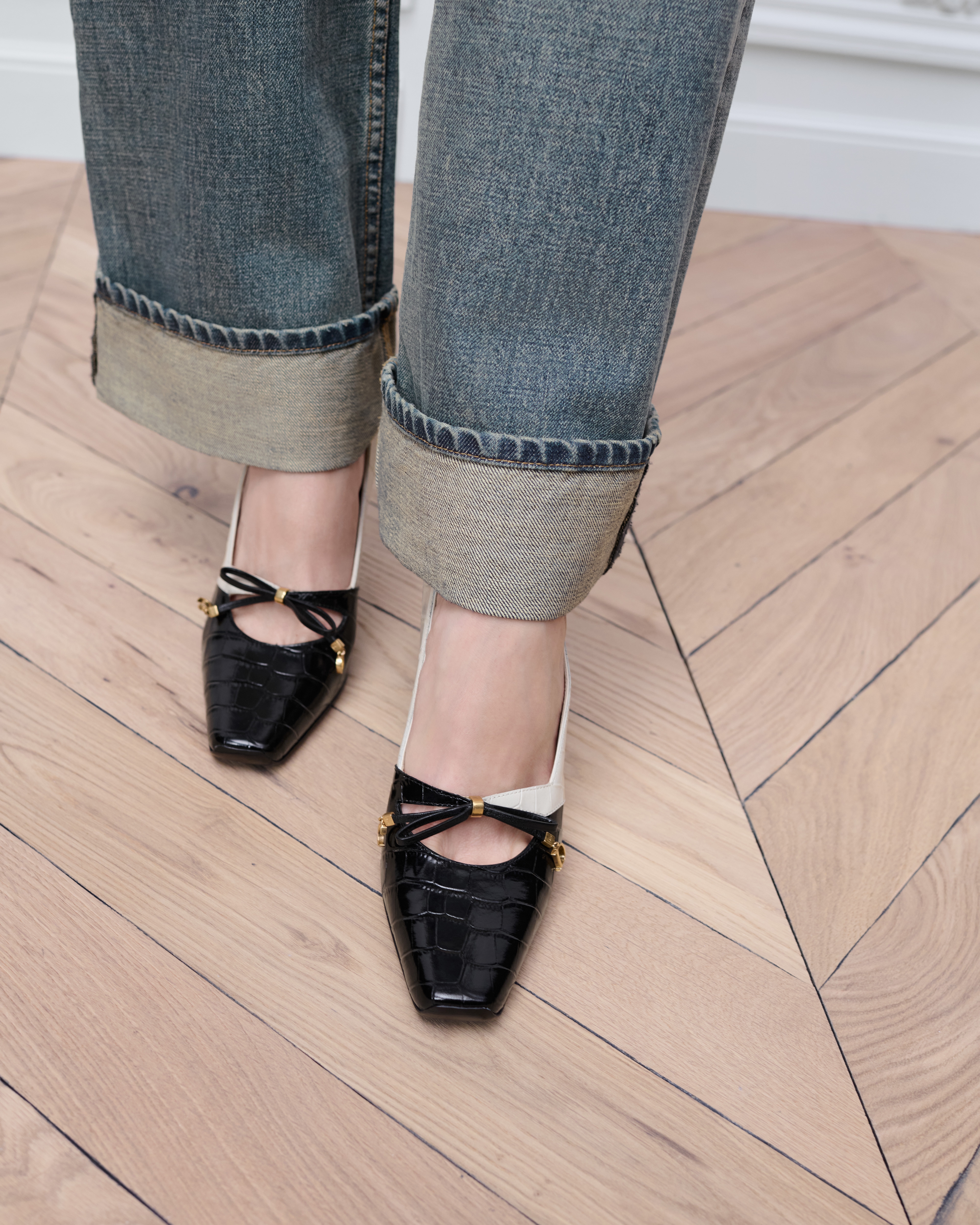 look_image_alt_prefix Scarpin Dior Muse Couro de vitelo estampado com efeito de crocodilo preto e creme E14