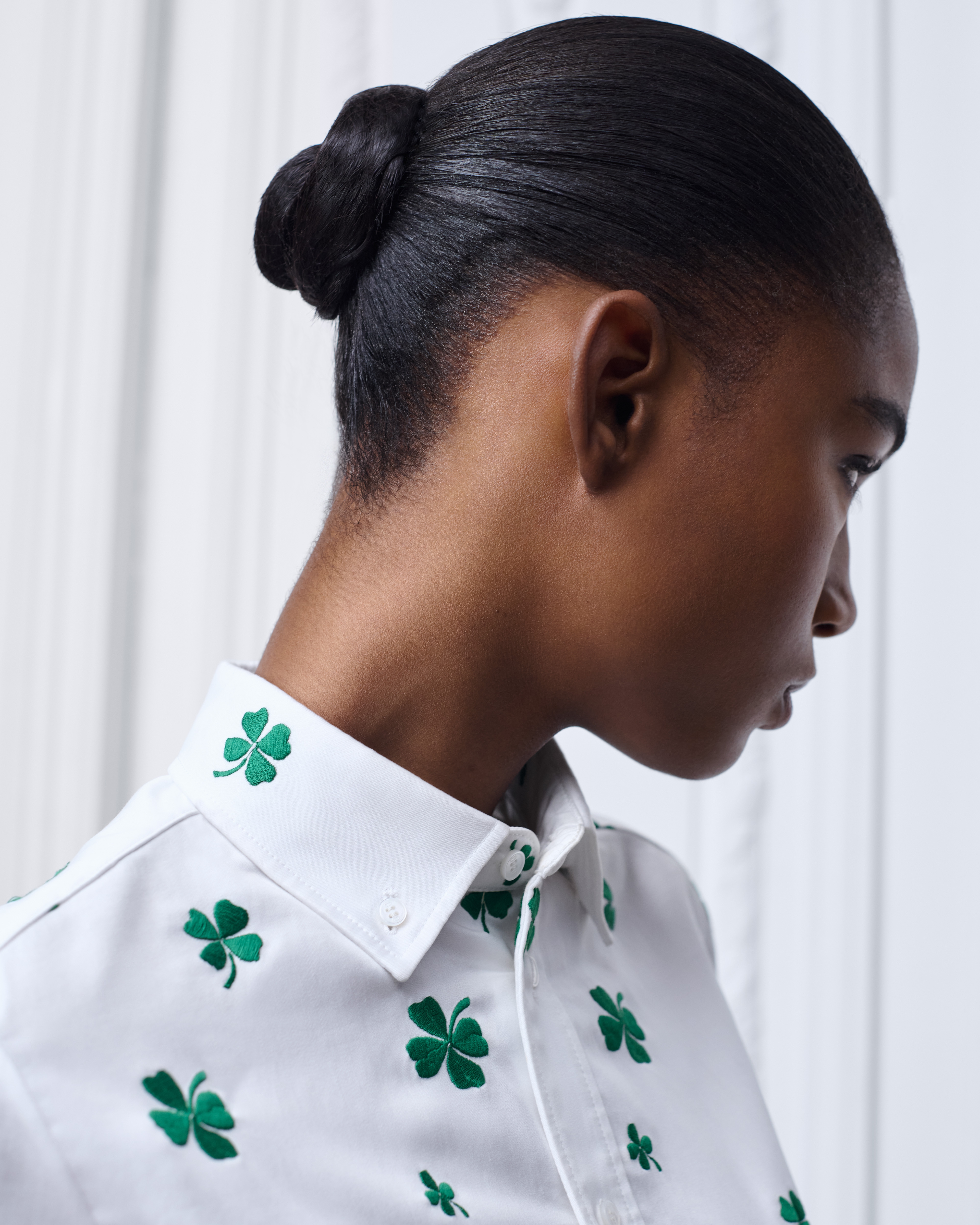 Look Blouse brodée Popeline de coton mélangé blanc à motif Dior Clover vert E08