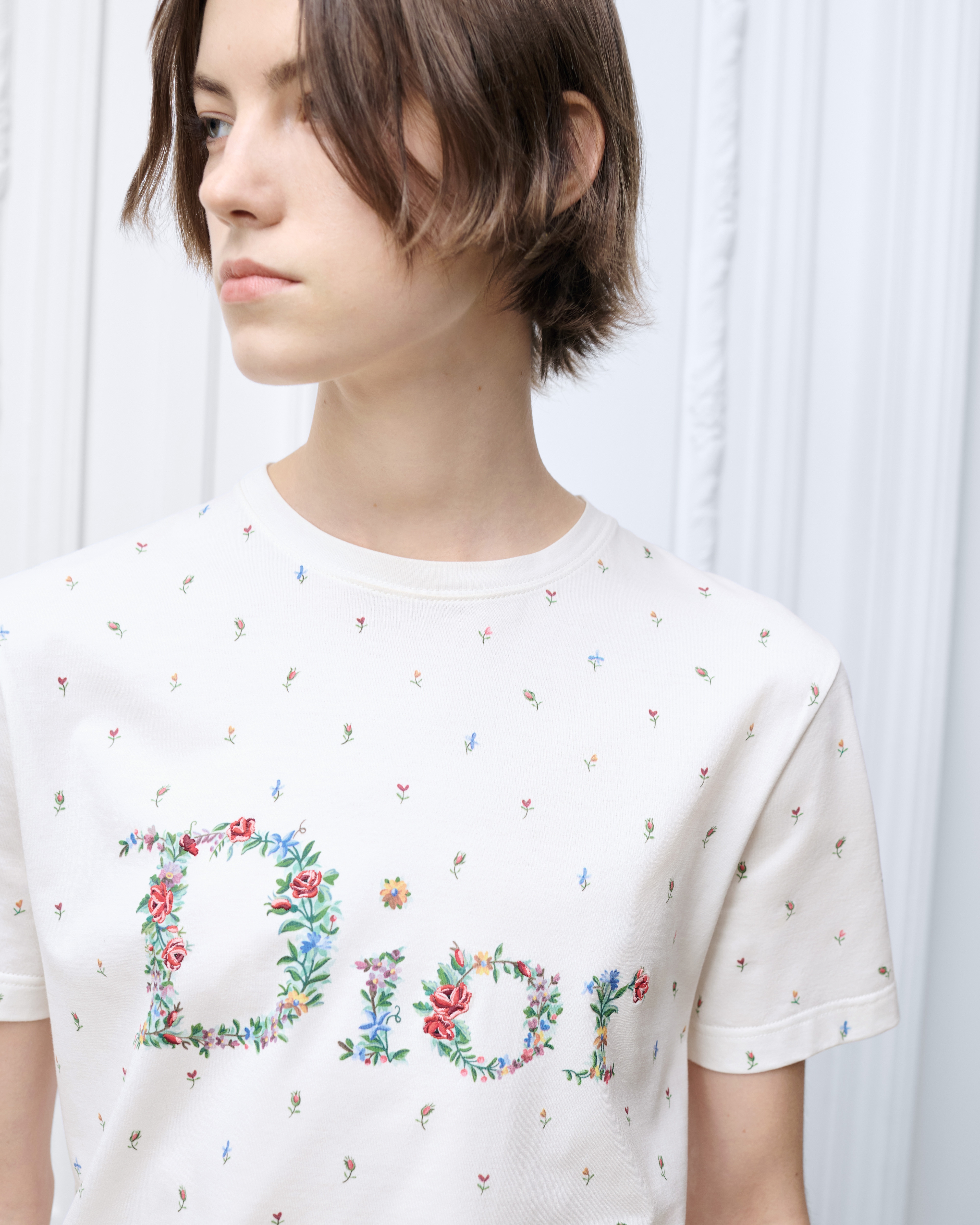 Look Dioramour Fitted T-Shirt White Cotton Jersey with Multicolor Dior Flowers Motif E05