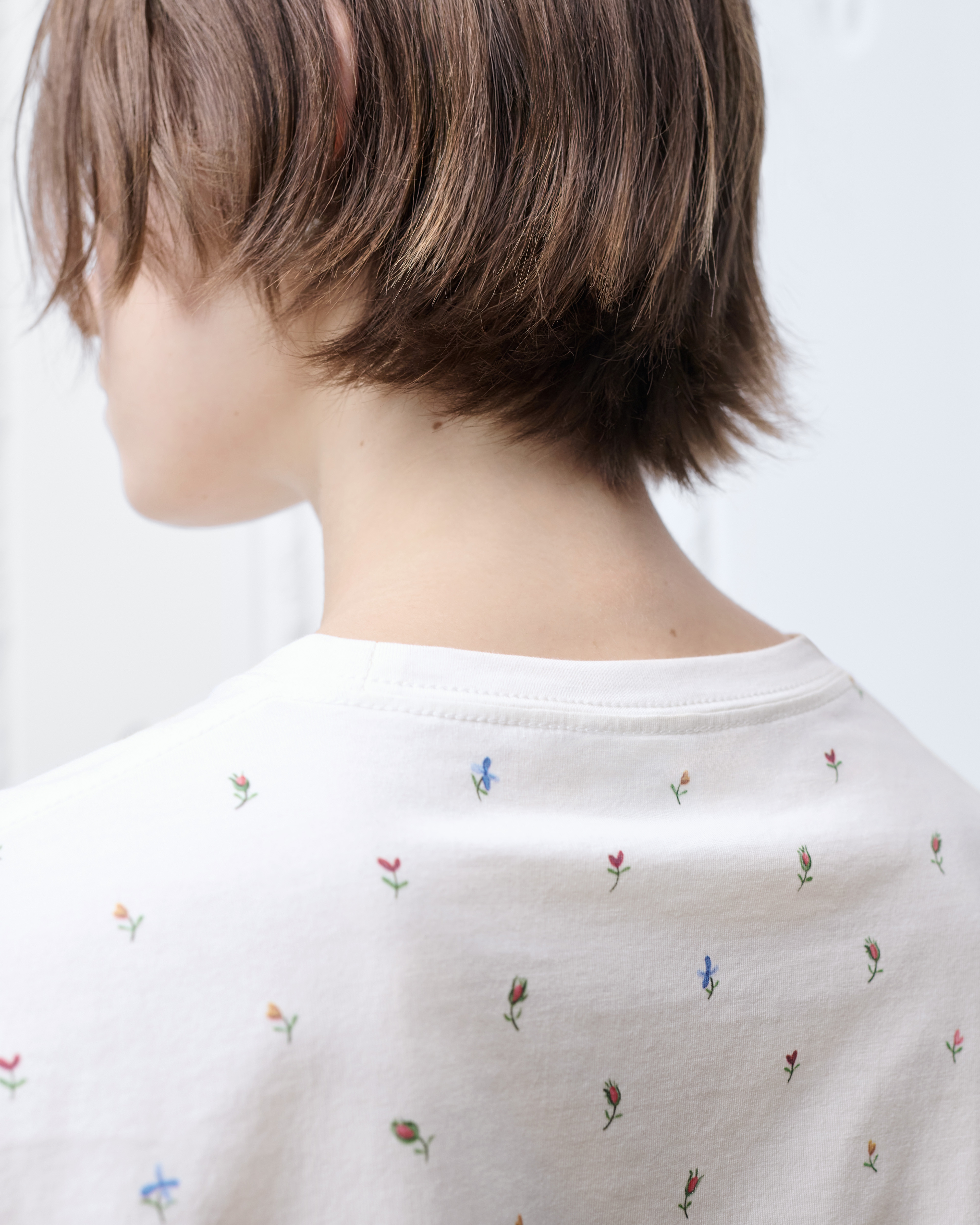 Look Dioramour Fitted T-Shirt White Cotton Jersey with Multicolor Dior Flowers Motif E06