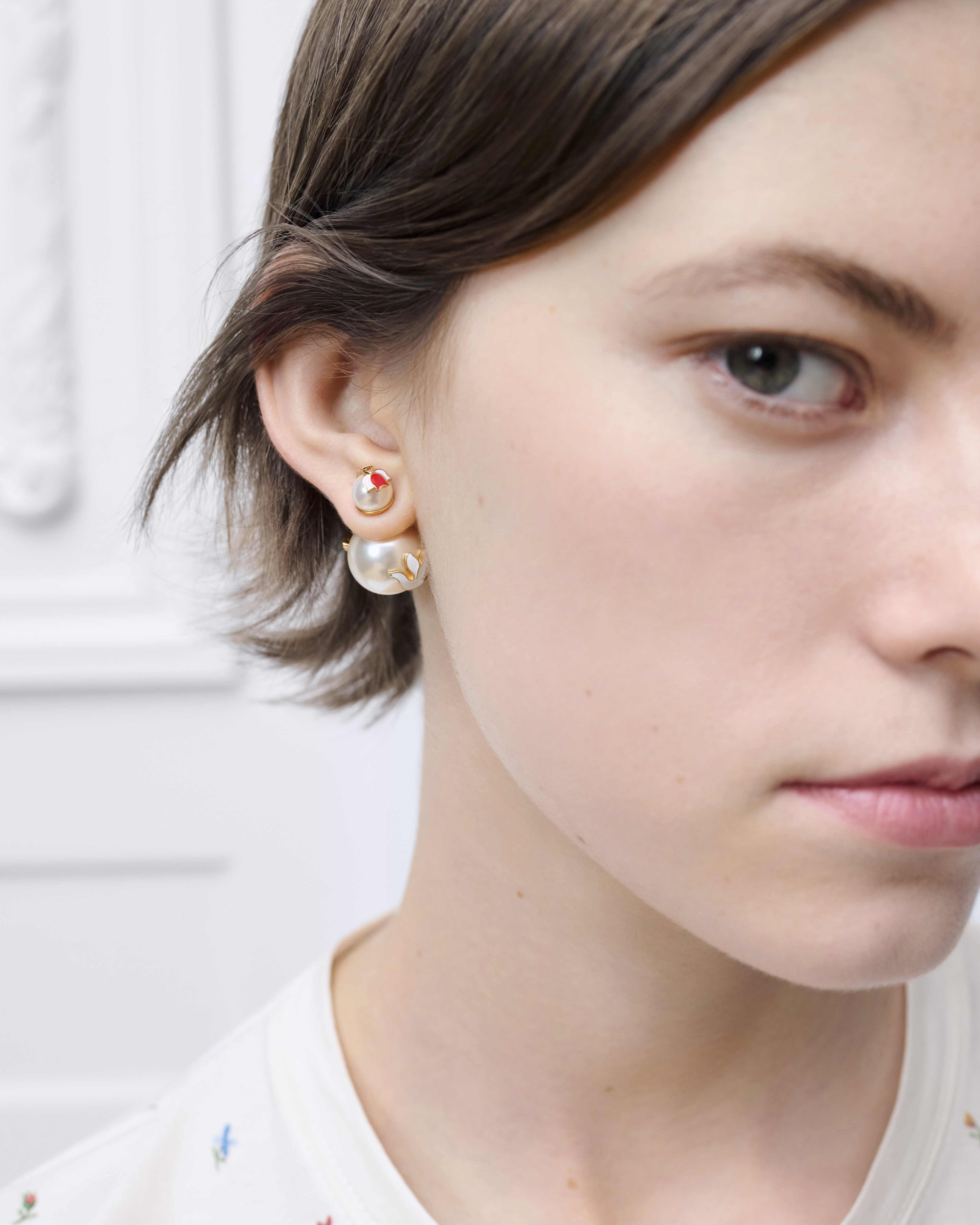 Look Dioramour Dior Tribales Earrings Gold-Finish Metal, White Resin Pearls and Multicolor Lacquer E08