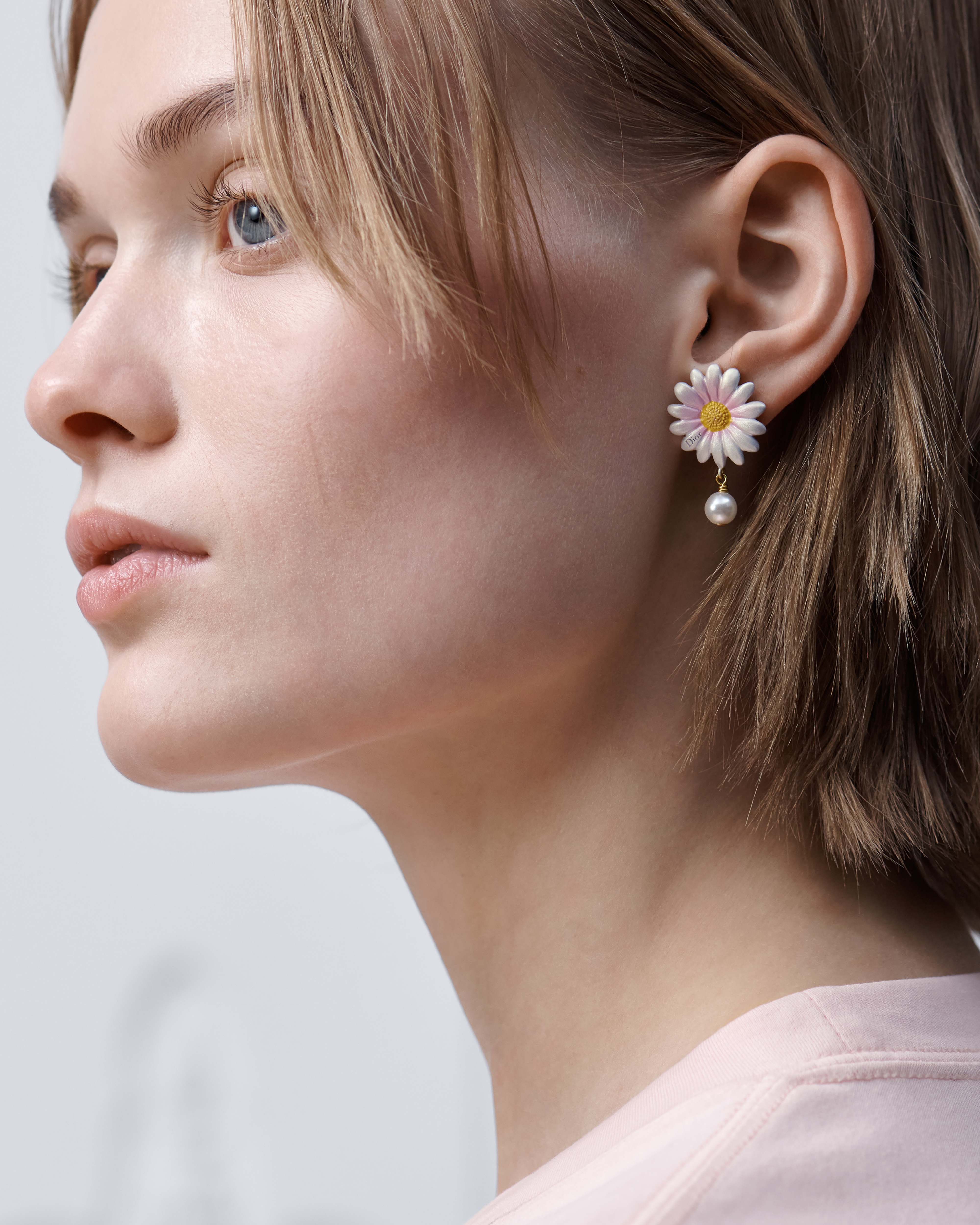 Look Dior Daisy Earrings Gold-Finish Metal, White Resin Pearl and Multicolor Lacquer E09