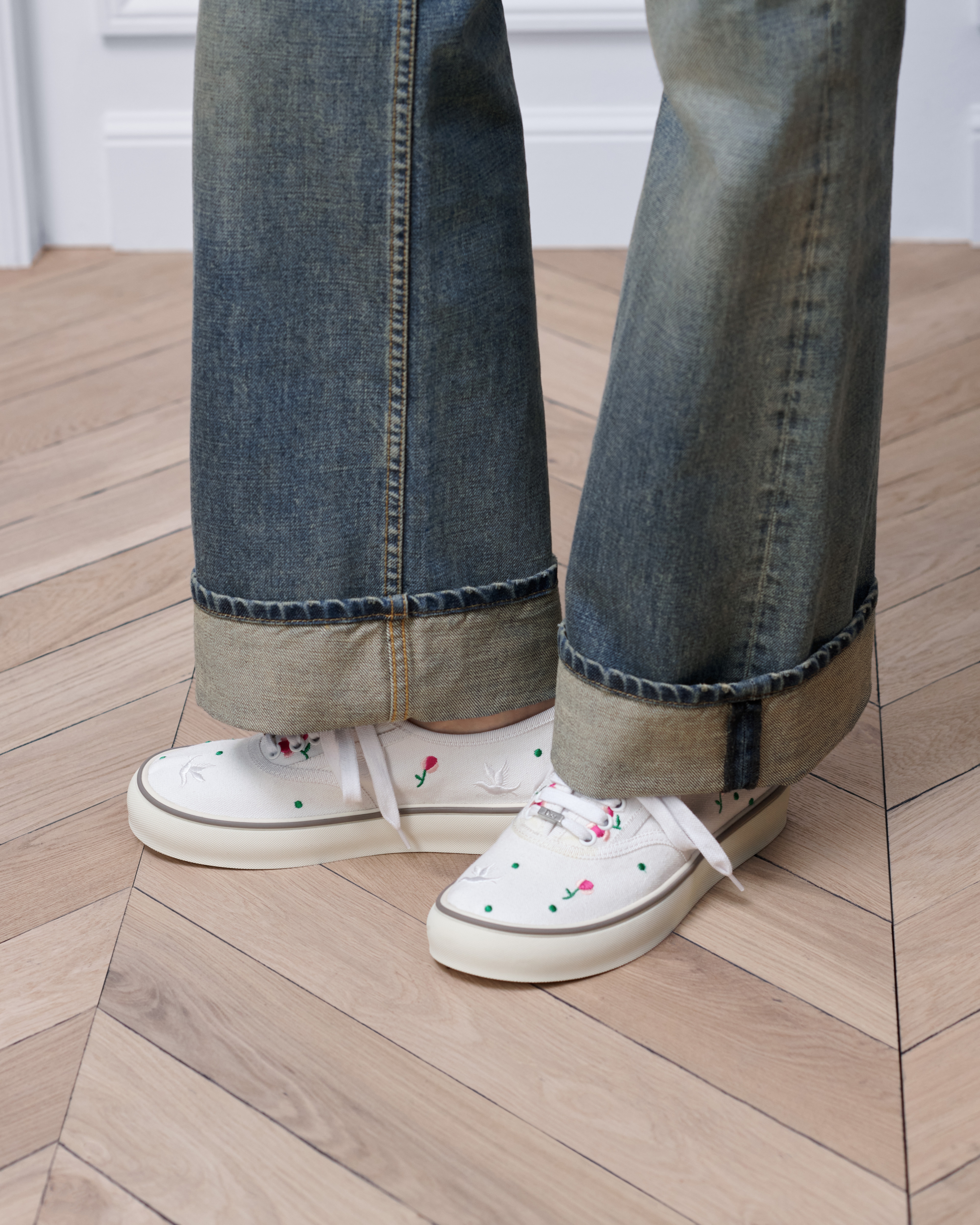 Dioramour Dior Saltwind Sneaker White Cotton Embroidered with Multicolor Doves & Roses Motif E15