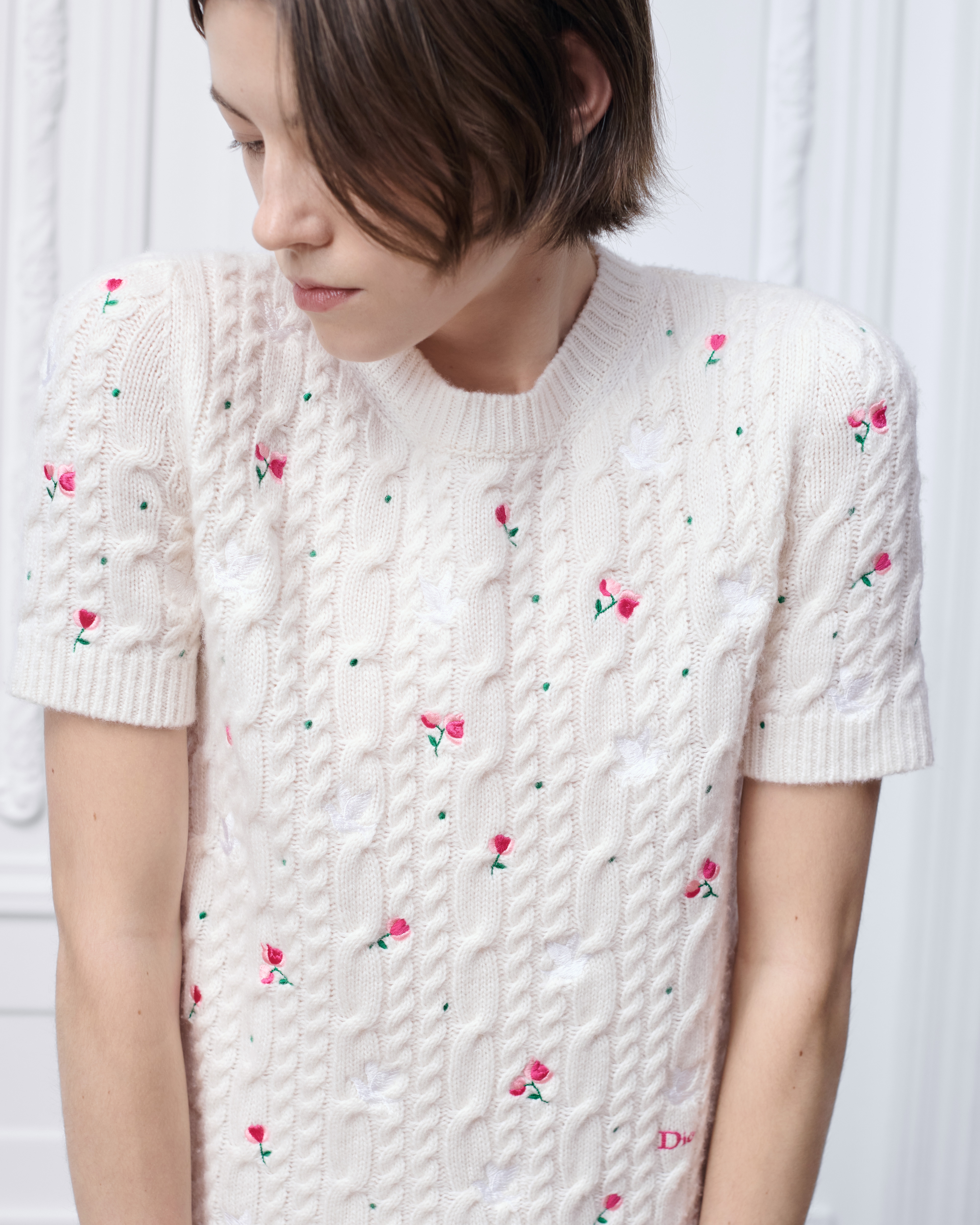 Look Dioramour Embroidered Short-Sleeved Sweater Ecru Cashmere Cable-Knit with Multicolor Doves & Roses Motif E07