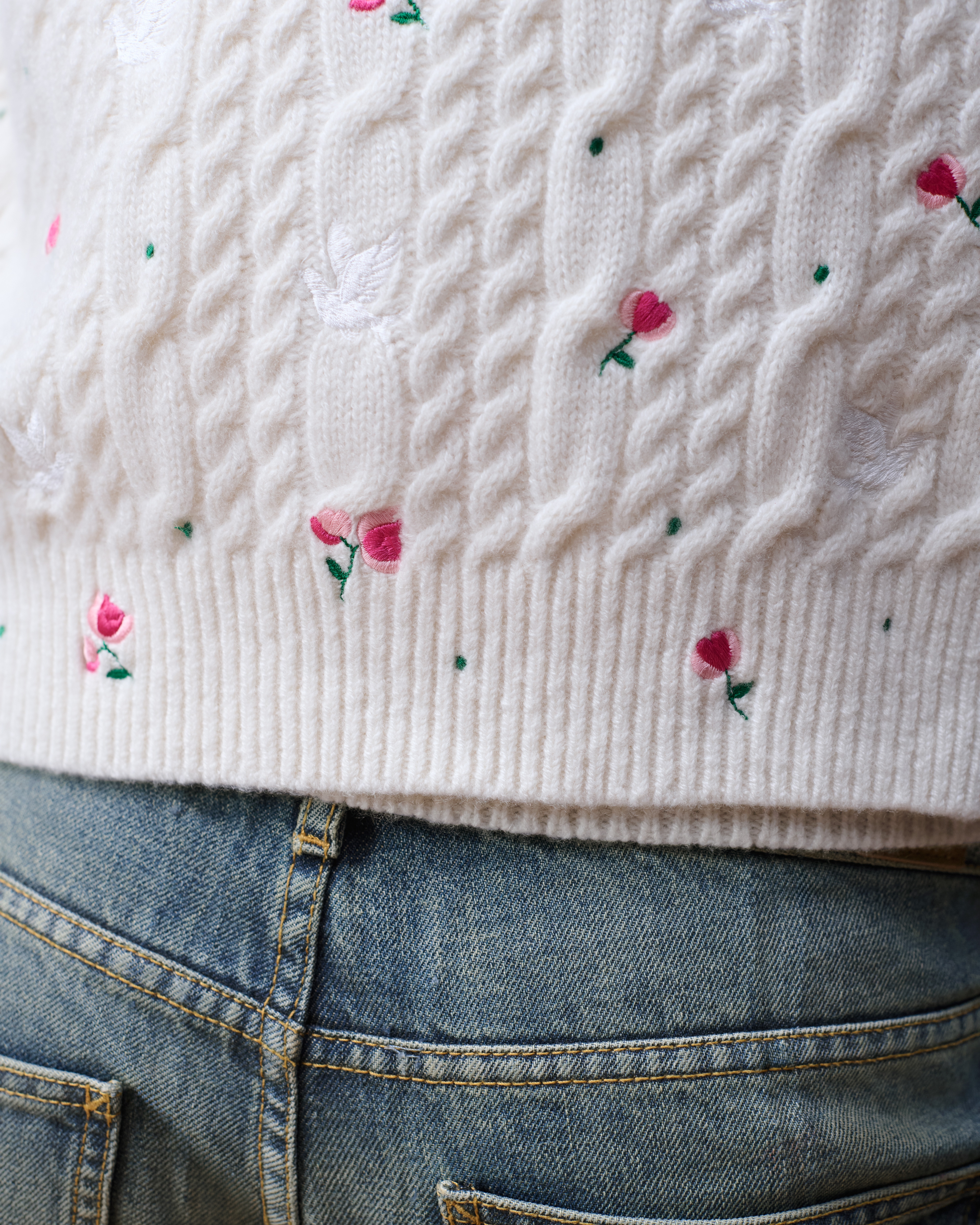 Dioramour Embroidered Cardigan Ecru Cashmere Cable-Knit with Multicolor Doves & Roses Motif E17