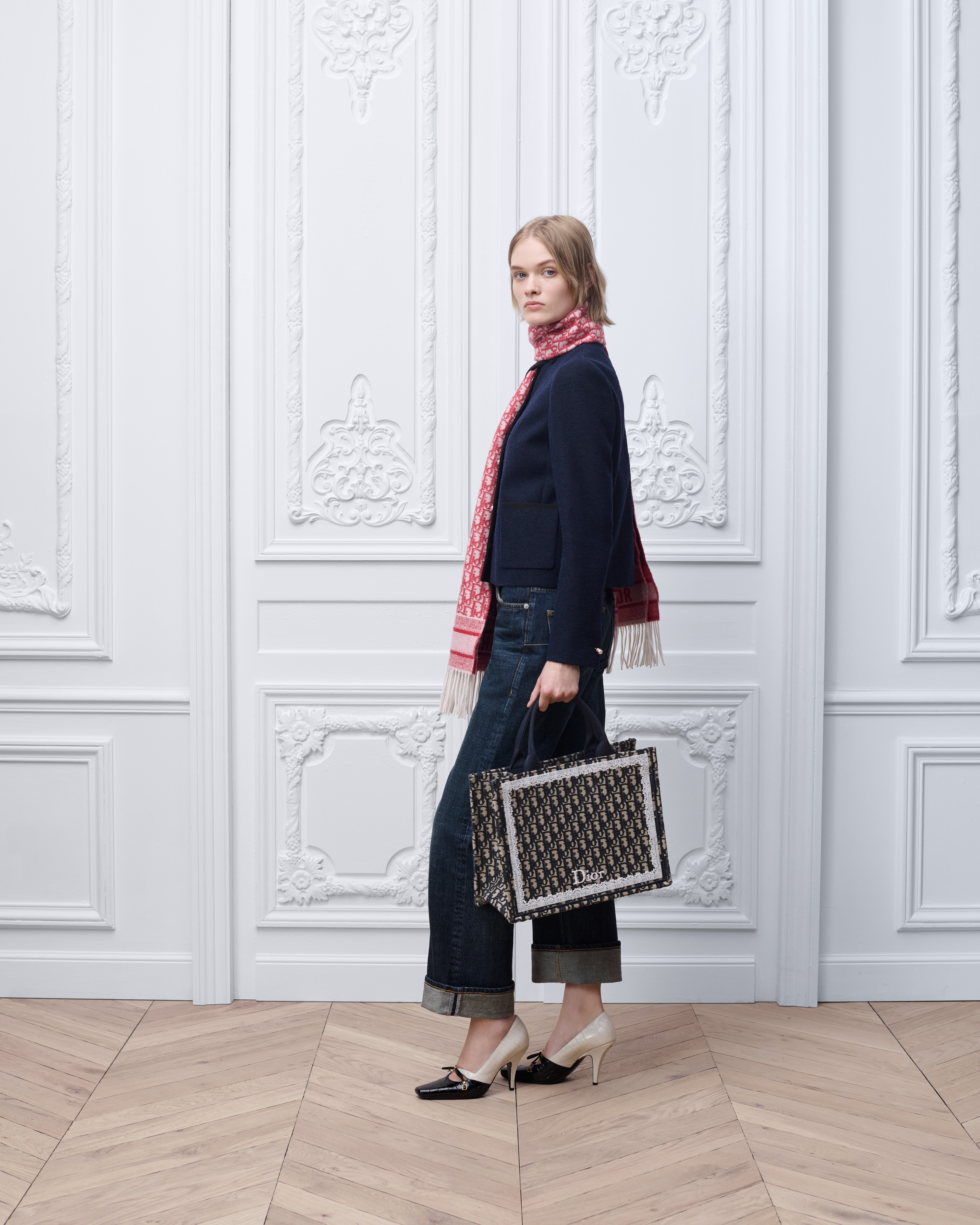 Look Medium Dior Book Tote with Strap Blue Dior Oblique Embroidery and White Lace (36.5 x 26.5 x 16.5 cm) E02