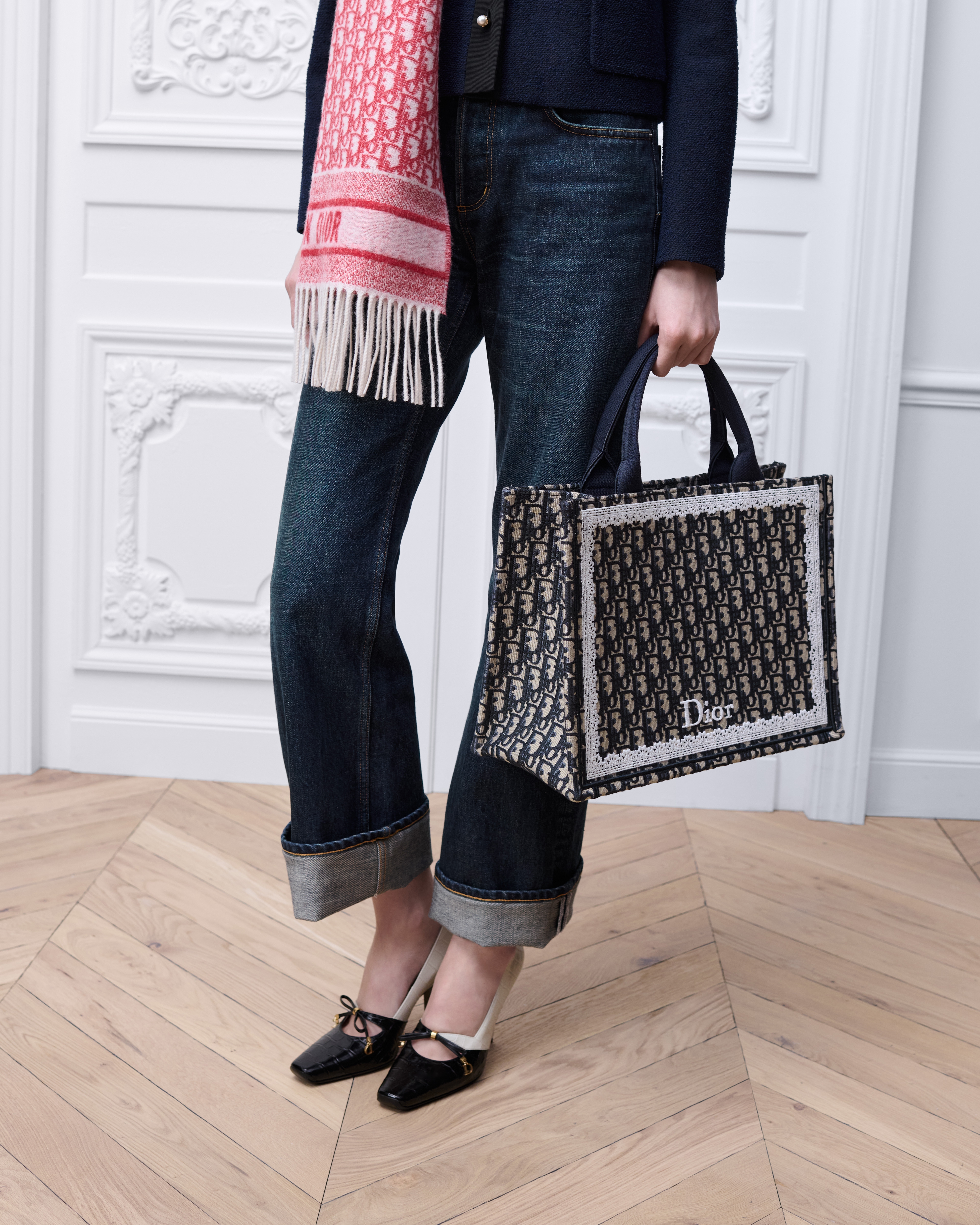 Look Medium Dior Book Tote with Strap Blue Dior Oblique Embroidery and White Lace (36.5 x 26.5 x 16.5 cm) E10