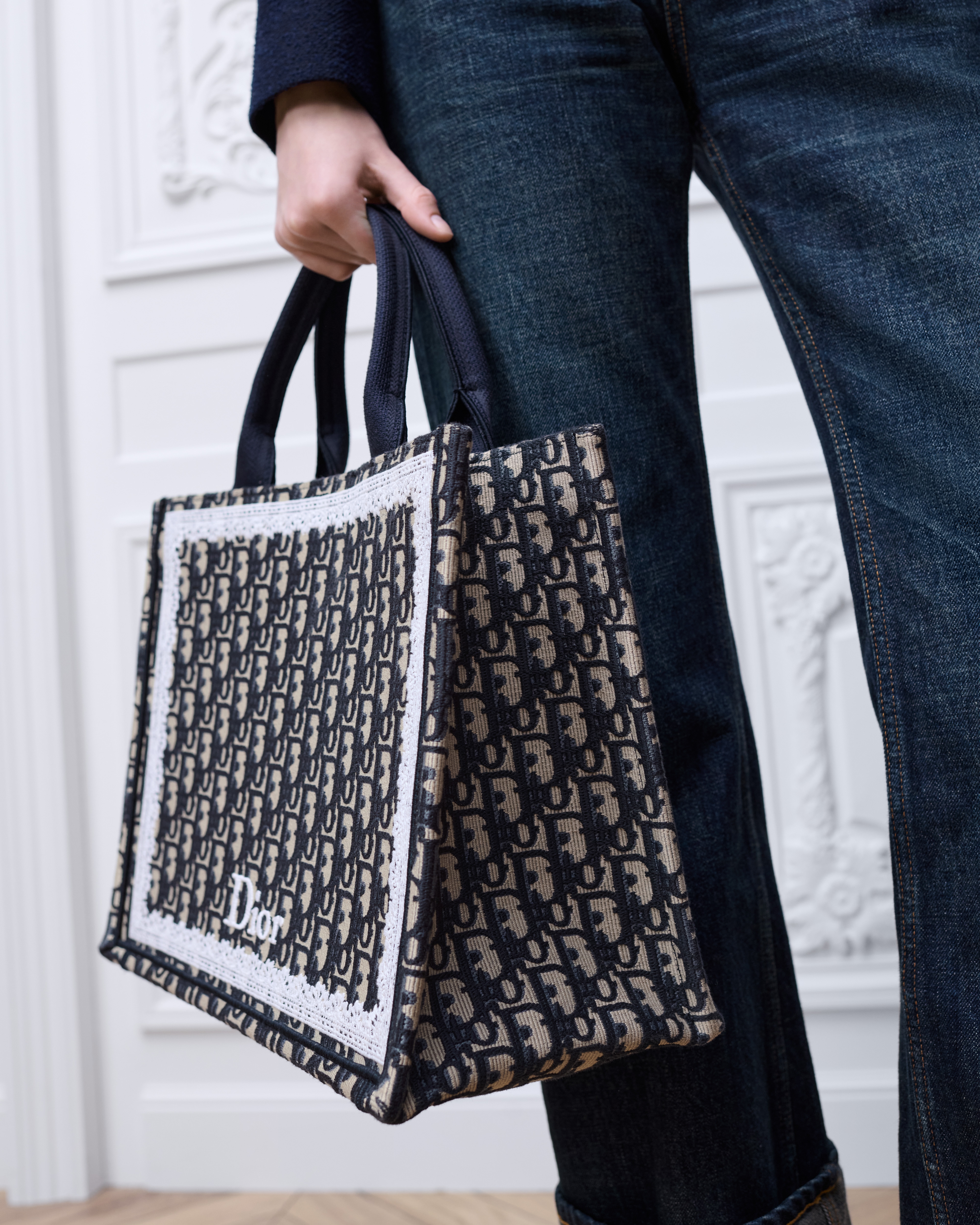 Look Medium Dior Book Tote with Strap Blue Dior Oblique Embroidery and White Lace (36.5 x 26.5 x 16.5 cm) E11