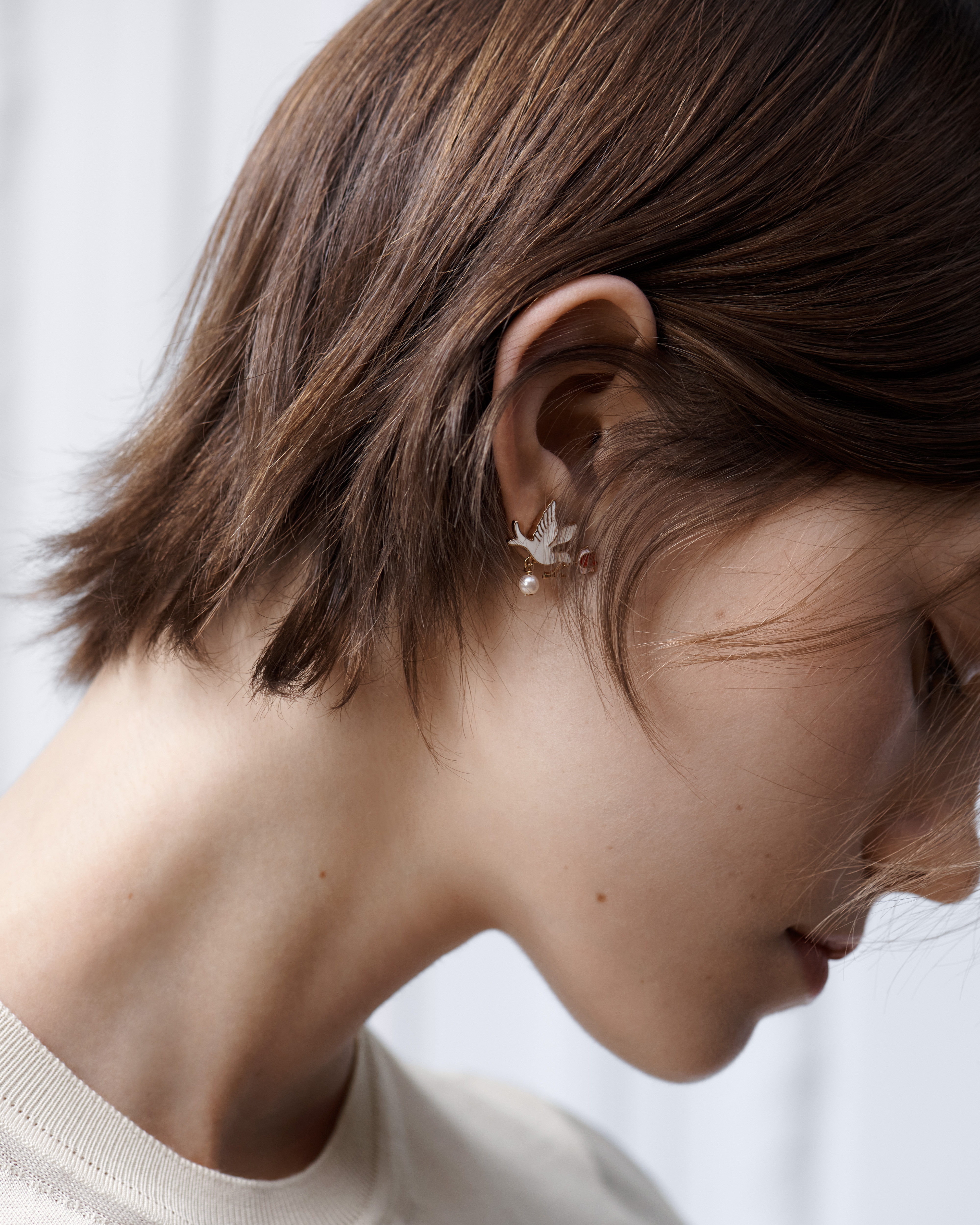 Look Dioramour Doves & Roses Earrings Gold-Finish Metal, White Resin Pearl and Multicolor Lacquer E08