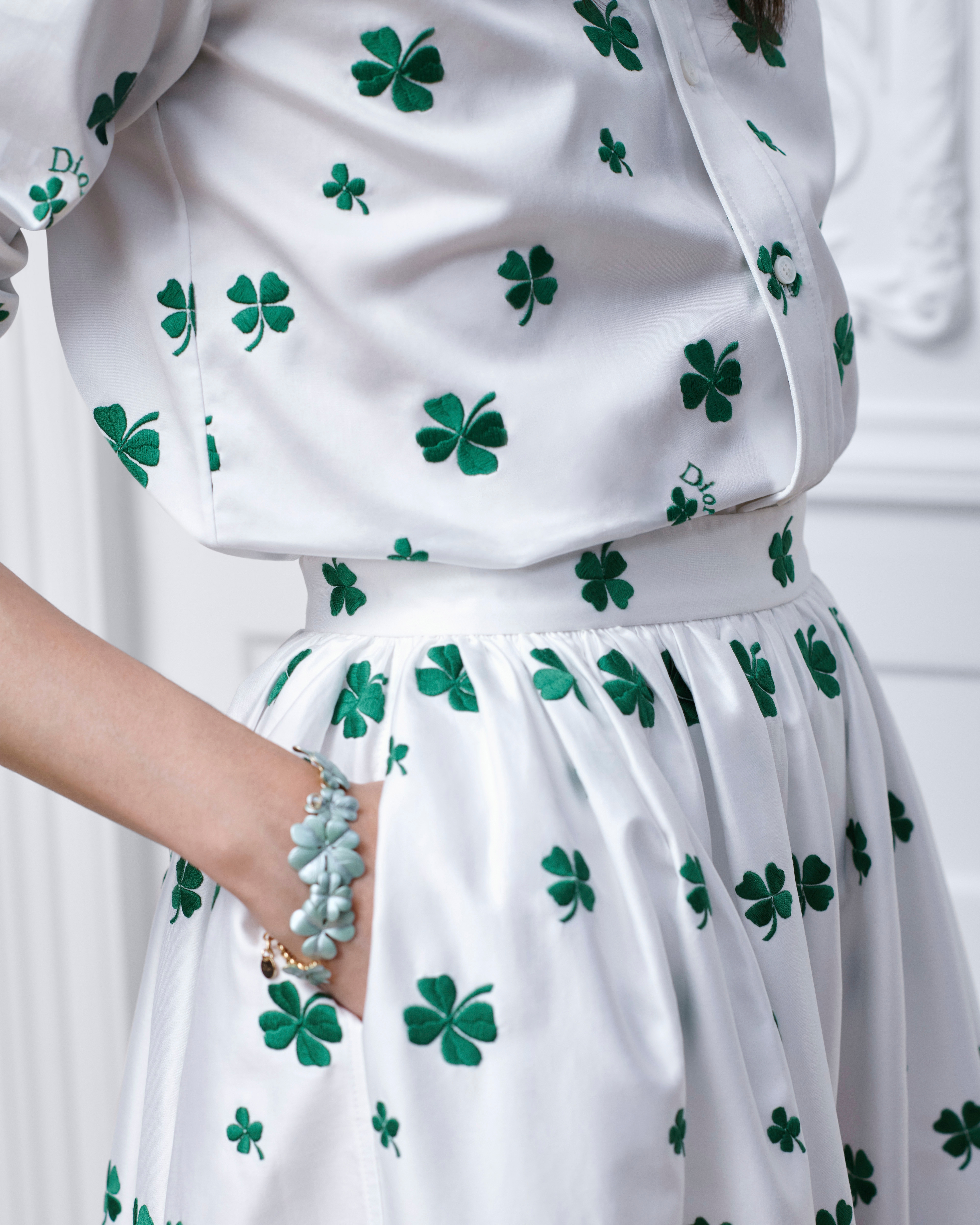 Jupe mi-longue brodée Popeline de coton mélangé blanc à motif Dior Clover vert E13